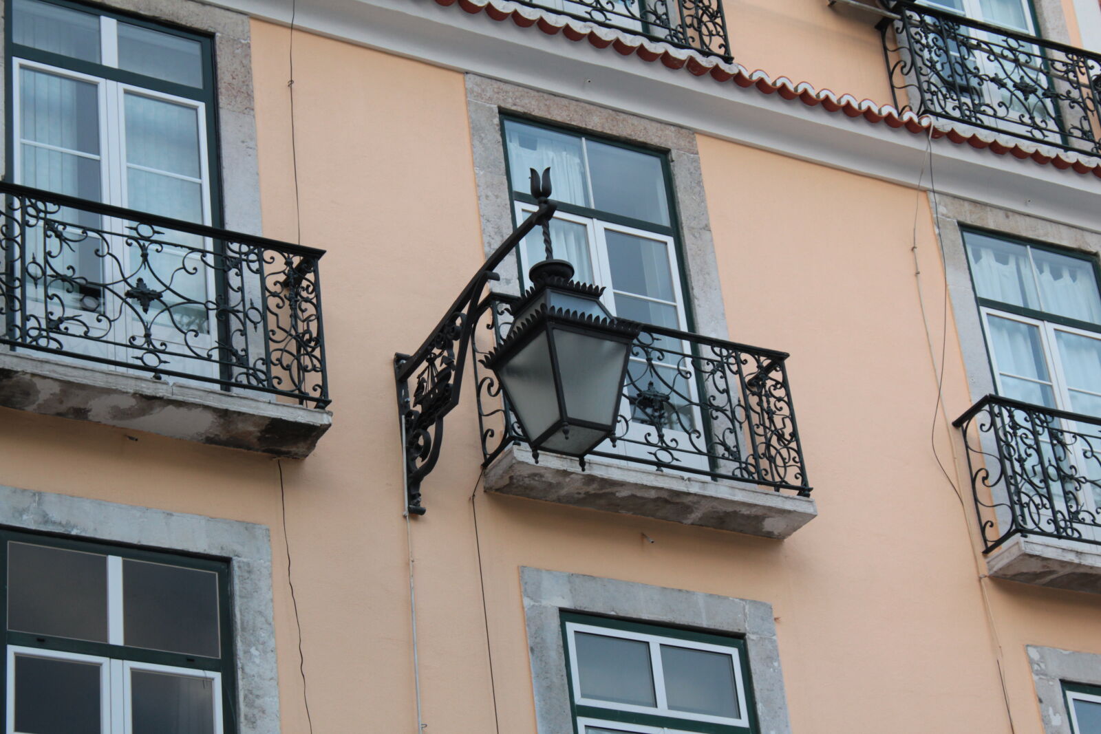 Canon EOS 550D (EOS Rebel T2i / EOS Kiss X4) sample photo. Building, light, windows photography