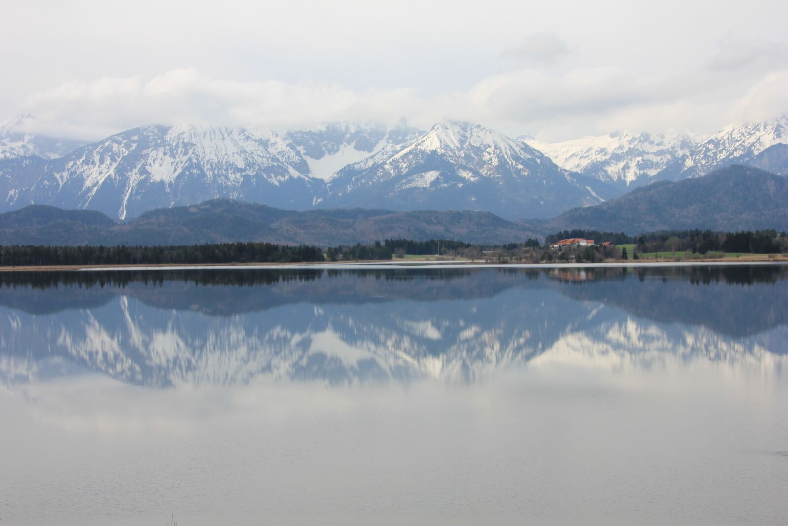 Canon EOS 550D (EOS Rebel T2i / EOS Kiss X4) sample photo. Mountains, lake, mirror image photography