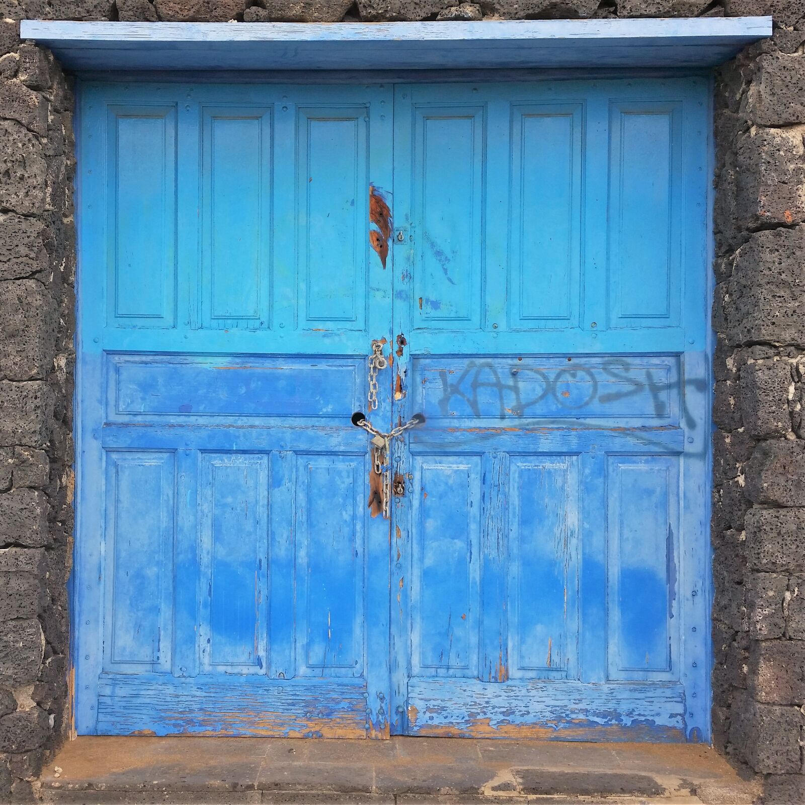 Samsung Galaxy S5 sample photo. Lanzarote, door, blue photography