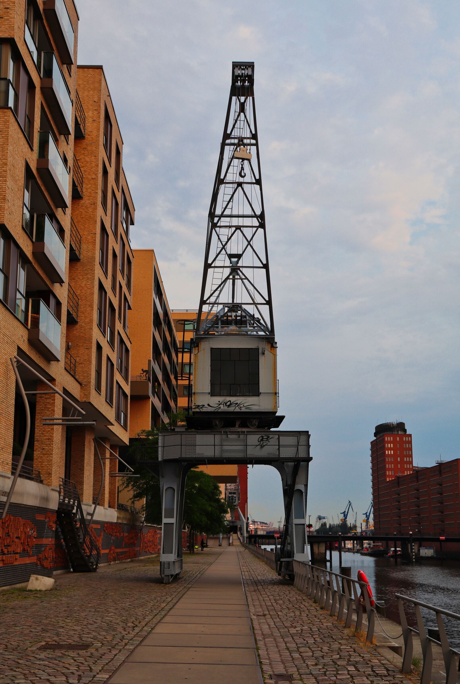 Canon EOS 200D (EOS Rebel SL2 / EOS Kiss X9) sample photo. Hamburg, harbour city, crane photography