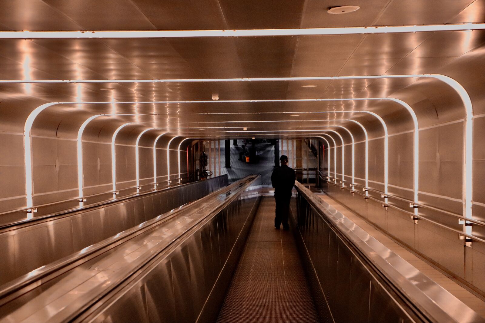 Canon EOS 800D (EOS Rebel T7i / EOS Kiss X9i) sample photo. Escalator, station, subway photography