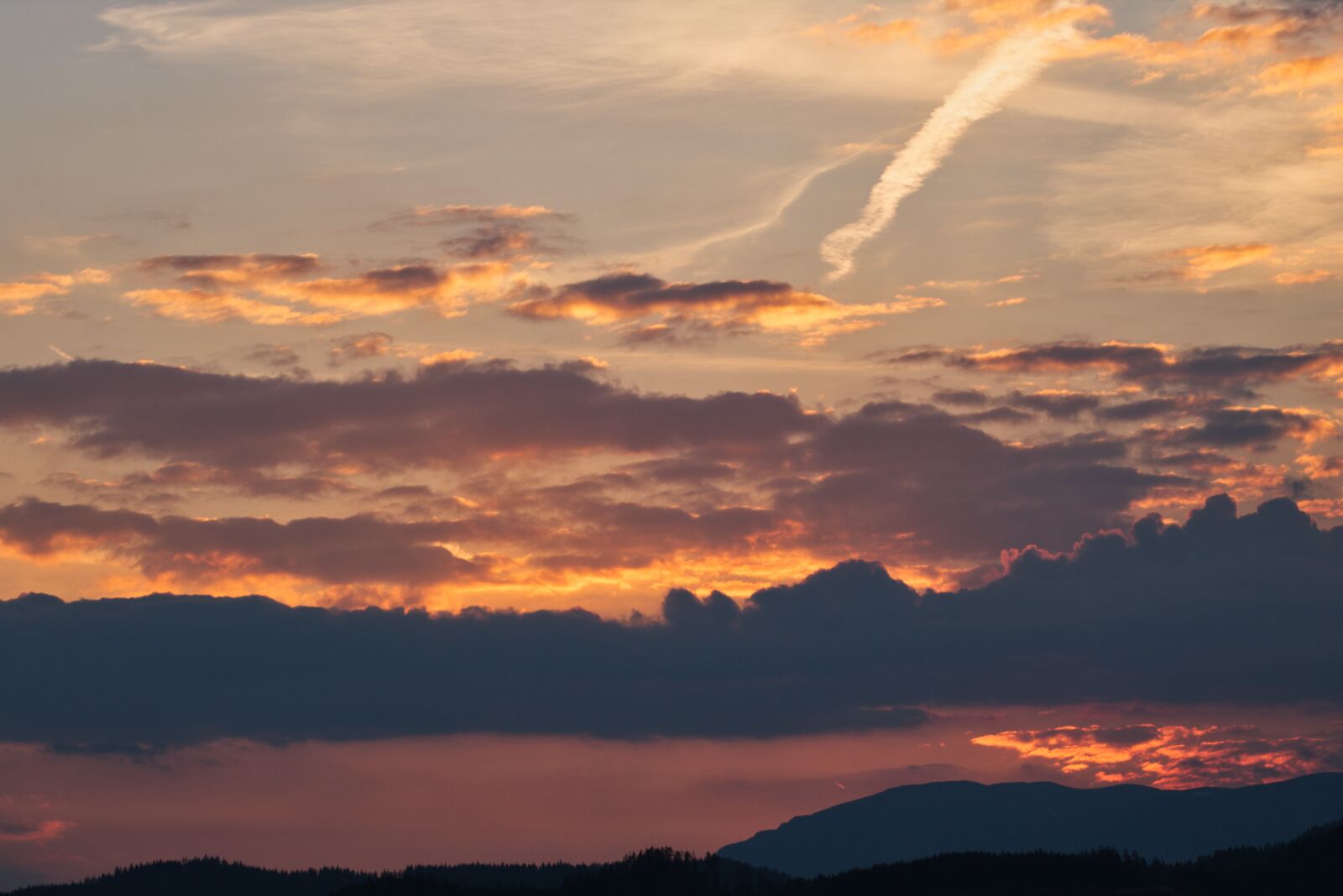 Canon EOS 750D (EOS Rebel T6i / EOS Kiss X8i) sample photo. Sunset, mountains, landscape photography