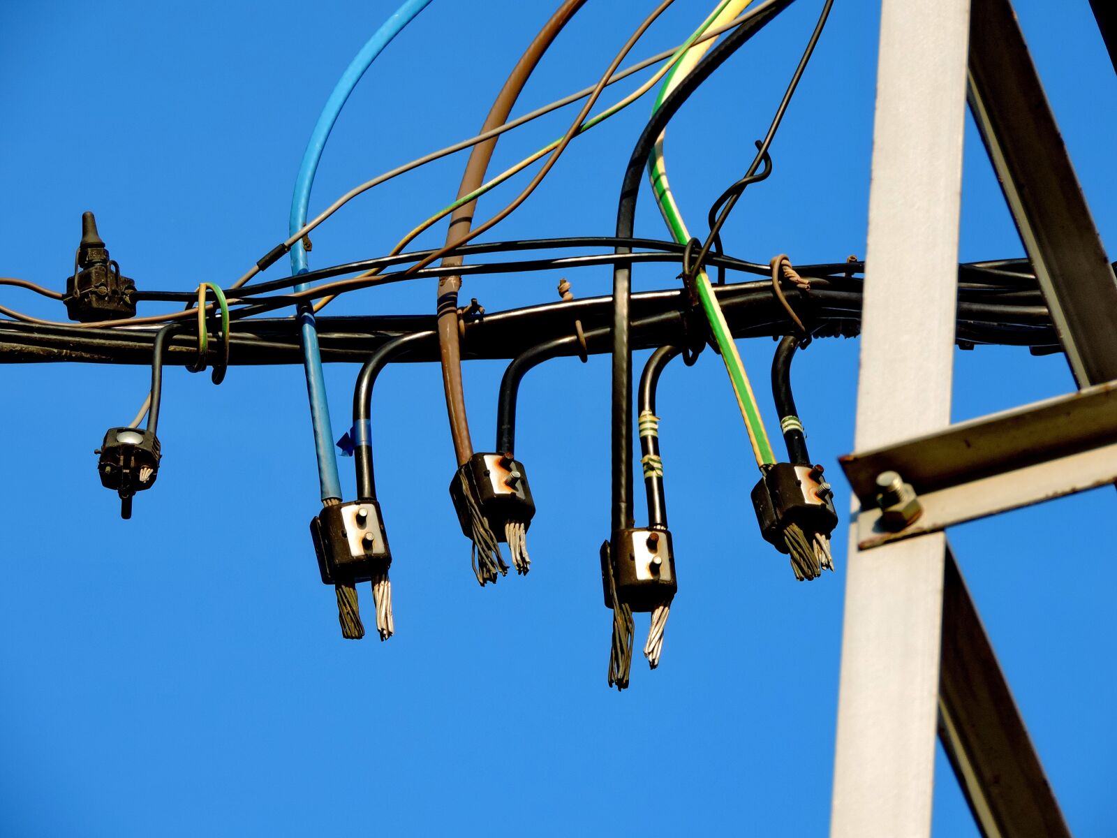 Nikon Coolpix P520 sample photo. Cable, wire, outdoors, power photography