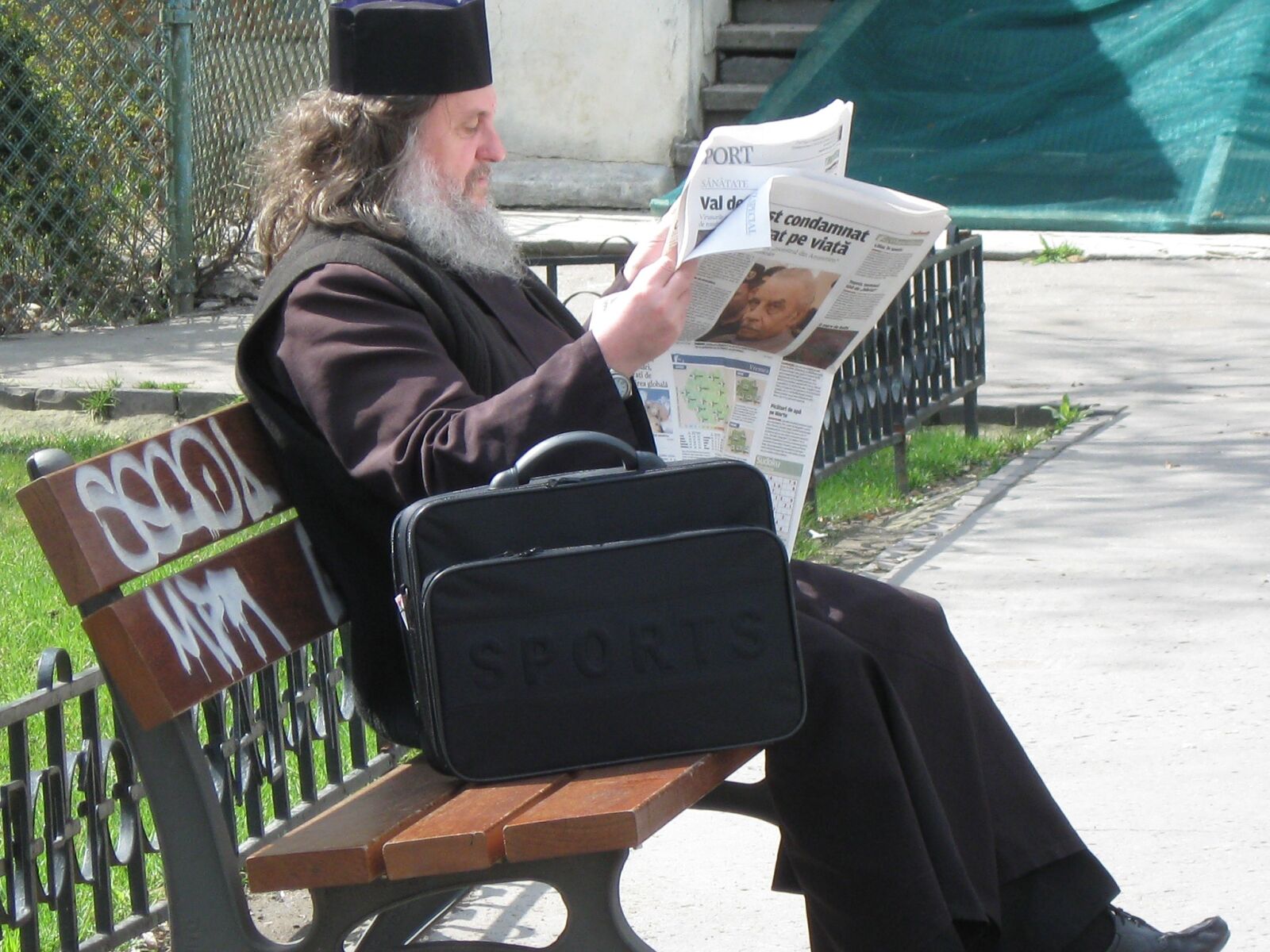 Canon PowerShot A590 IS sample photo. Man, old, reading photography