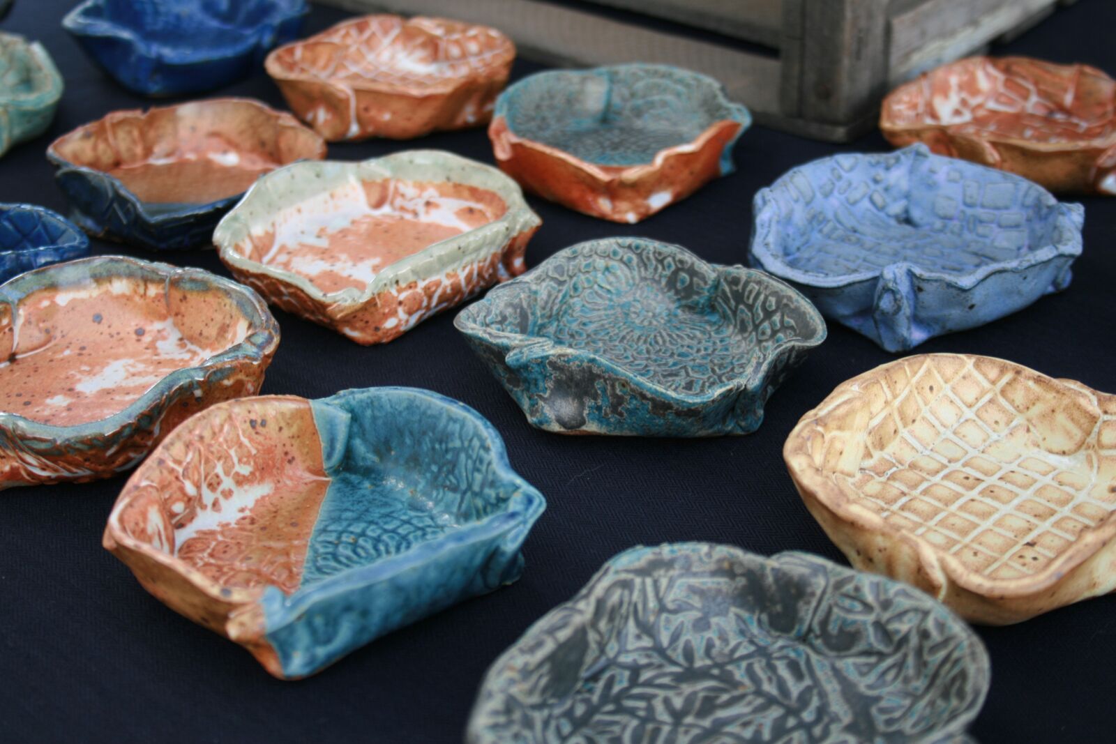 Canon EOS 400D (EOS Digital Rebel XTi / EOS Kiss Digital X) sample photo. Pottery, farmers market, container photography