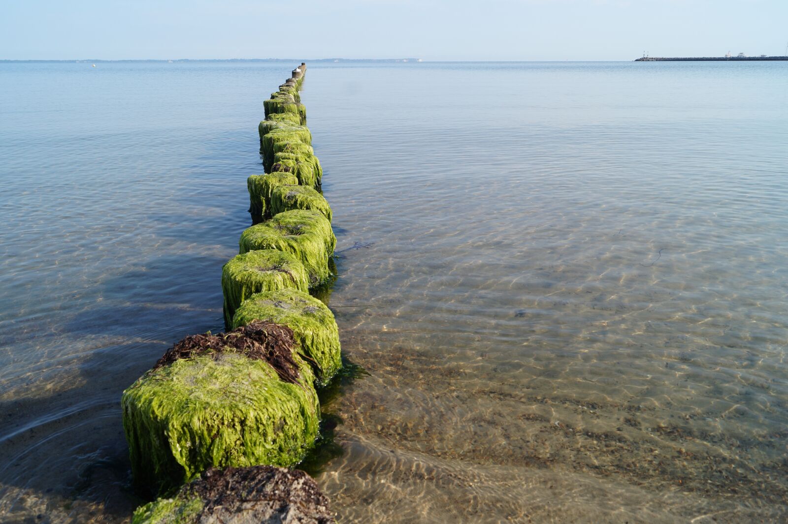 Sony DT 18-55mm F3.5-5.6 SAM II sample photo. Sea, vacations, breakwater photography