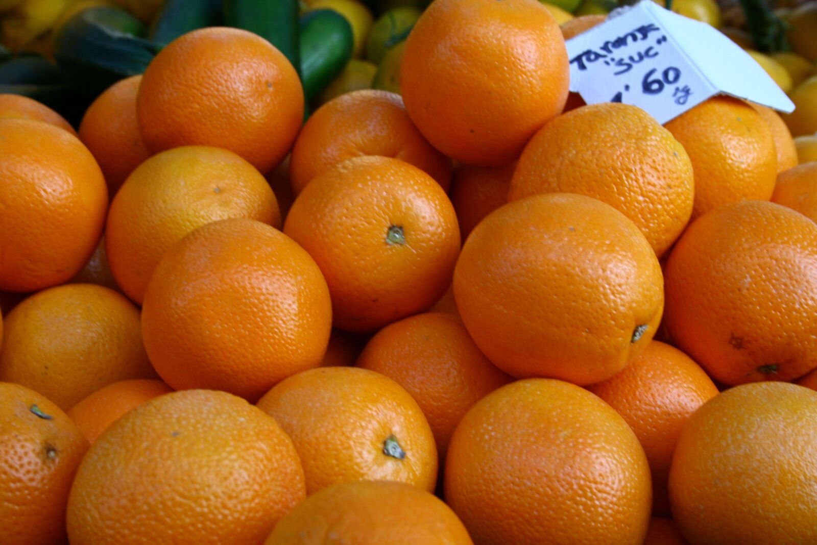 Canon EOS 400D (EOS Digital Rebel XTi / EOS Kiss Digital X) sample photo. Oranges, farmers market, fruits photography