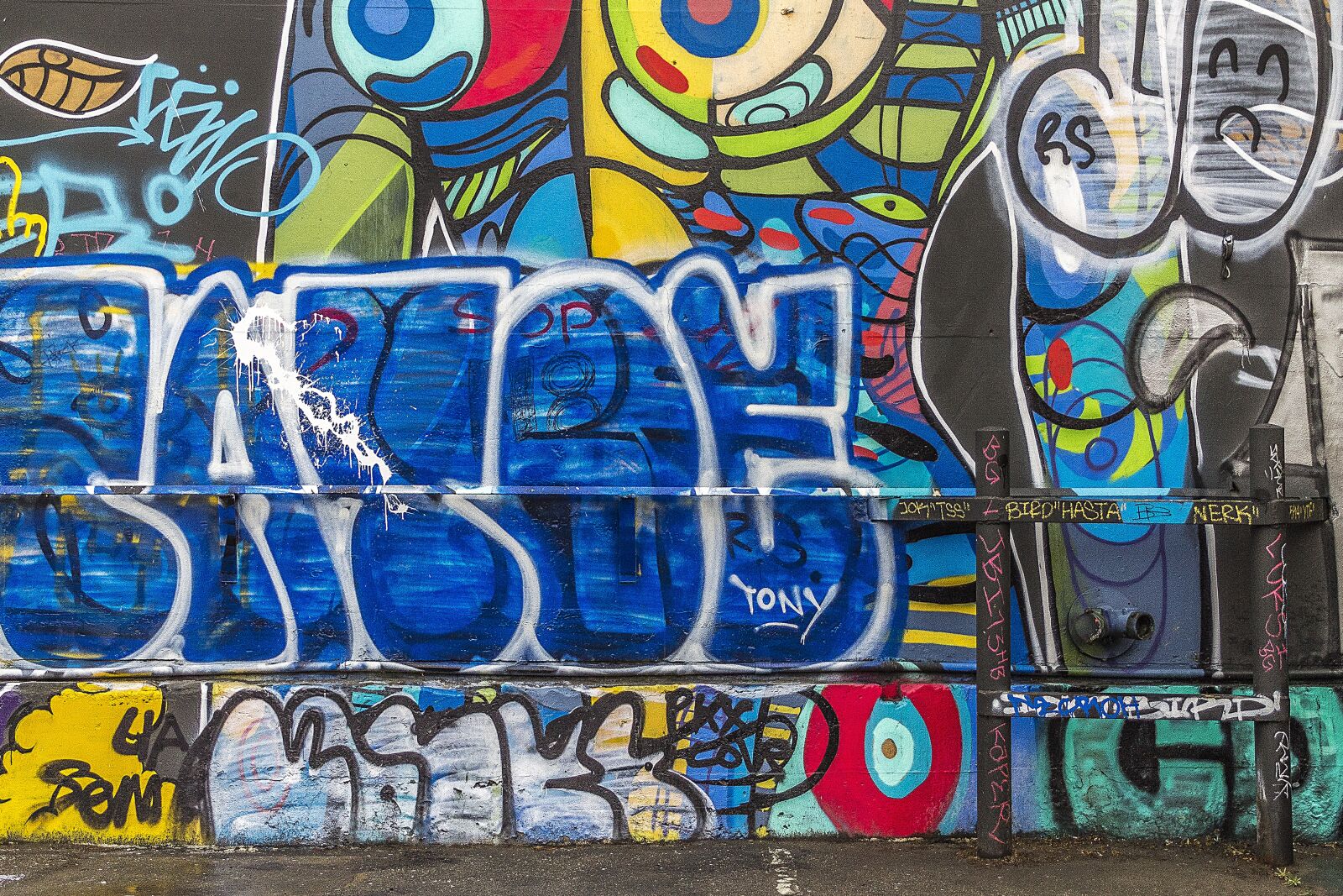 Canon EOS 1100D (EOS Rebel T3 / EOS Kiss X50) sample photo. Background, graffiti, grunge photography