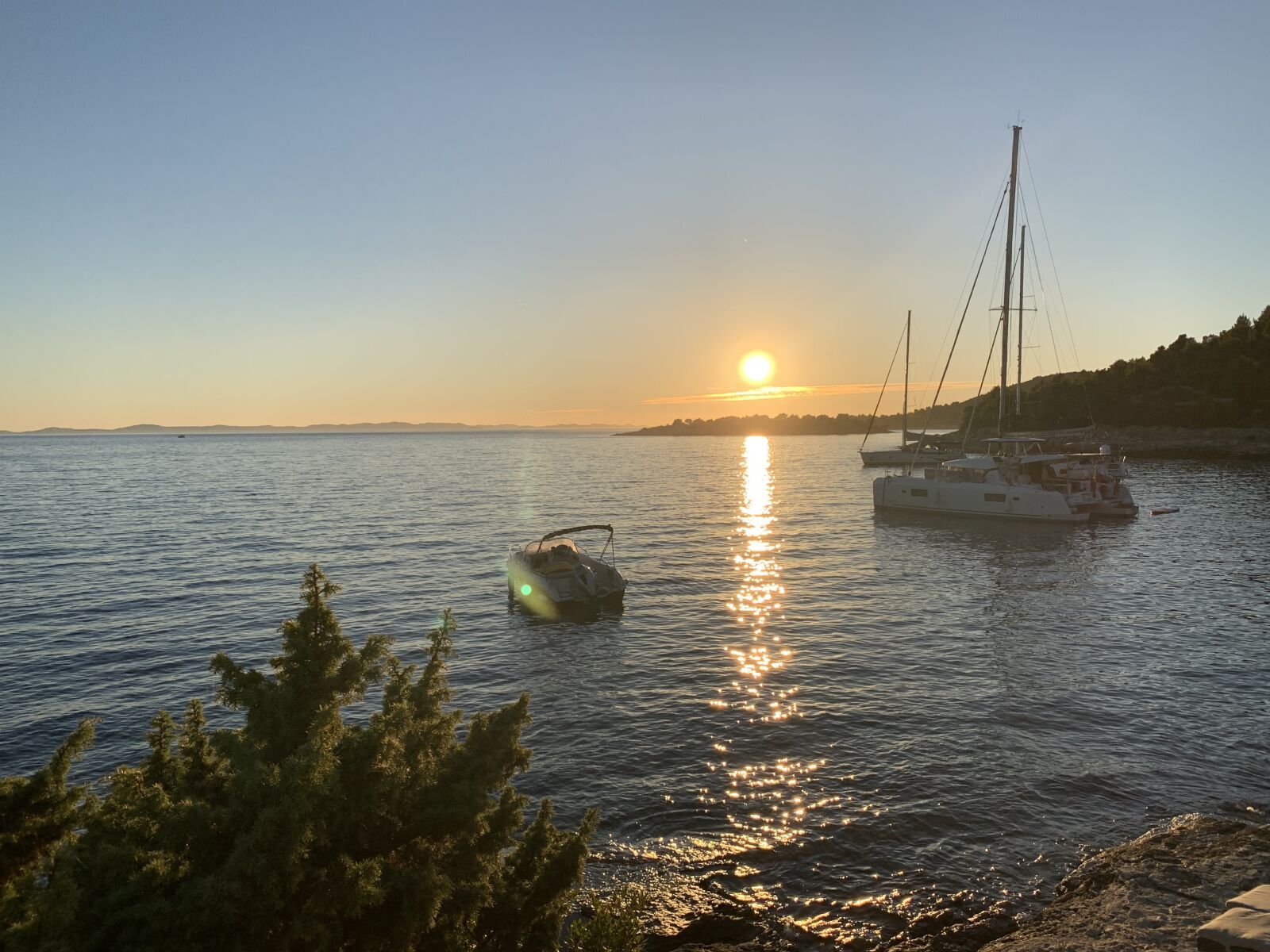 iPhone XR back camera 4.25mm f/1.8 sample photo. Croatia, sea, bay photography