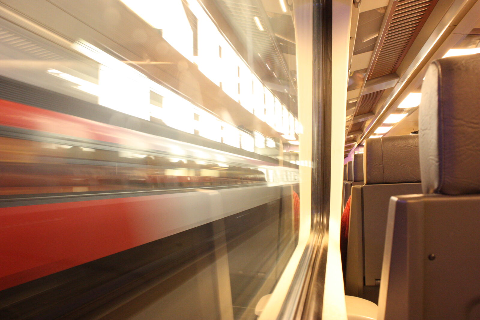 Canon EOS 450D (EOS Rebel XSi / EOS Kiss X2) sample photo. Lights, movement, train, travel photography