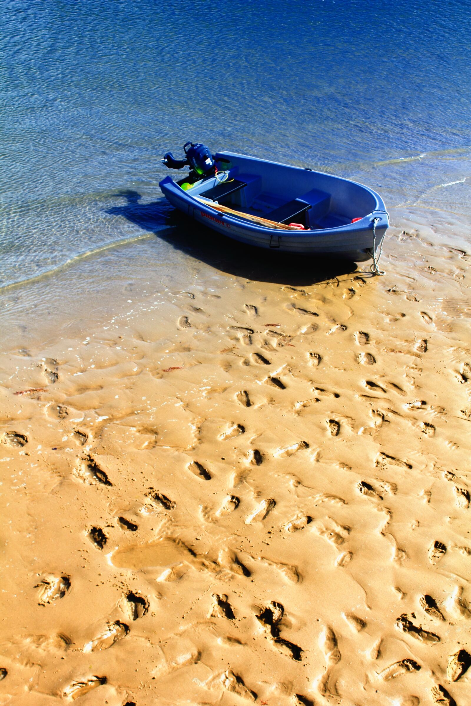 Canon EOS 550D (EOS Rebel T2i / EOS Kiss X4) sample photo. Beach, blue, boat, coast photography