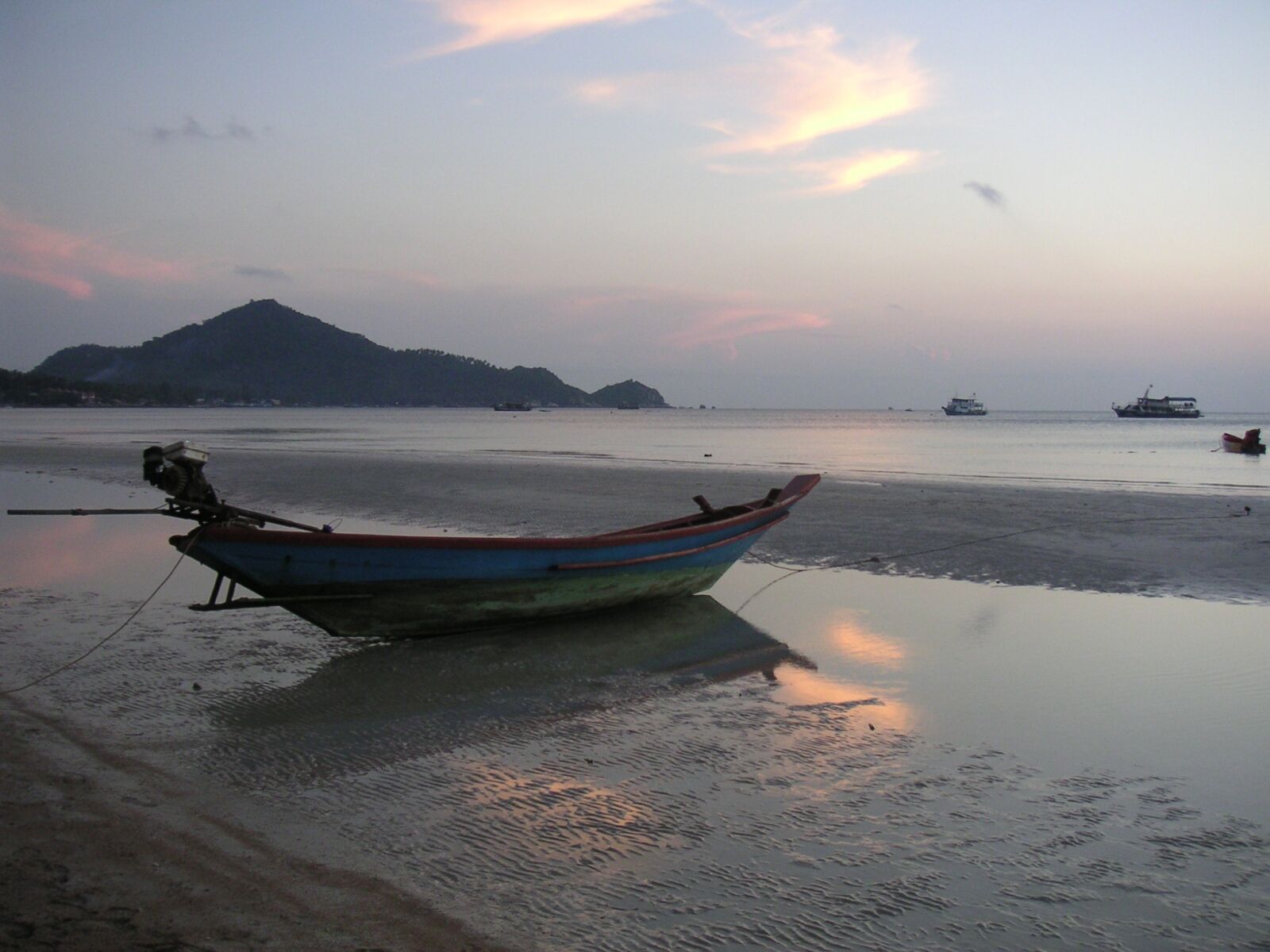KONICA MINOLTA DiMAGE Xt sample photo. Beach, boat, fishing boat photography
