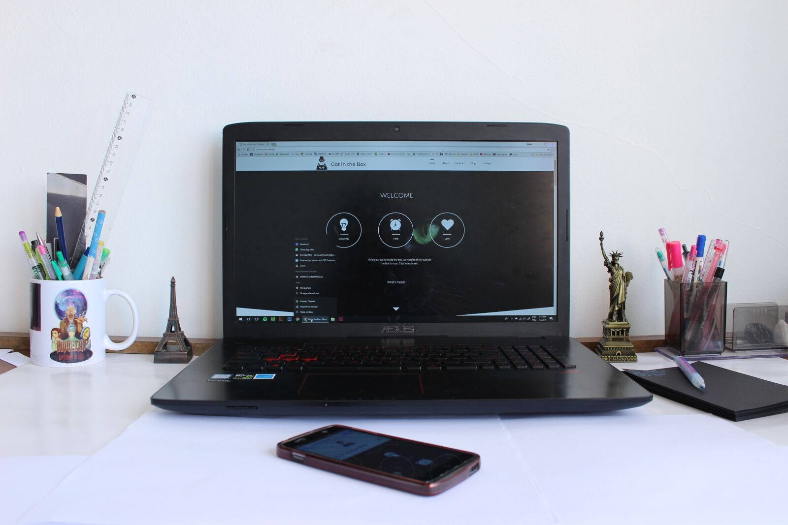 Canon EOS 100D (EOS Rebel SL1 / EOS Kiss X7) sample photo. Computer, black, table photography