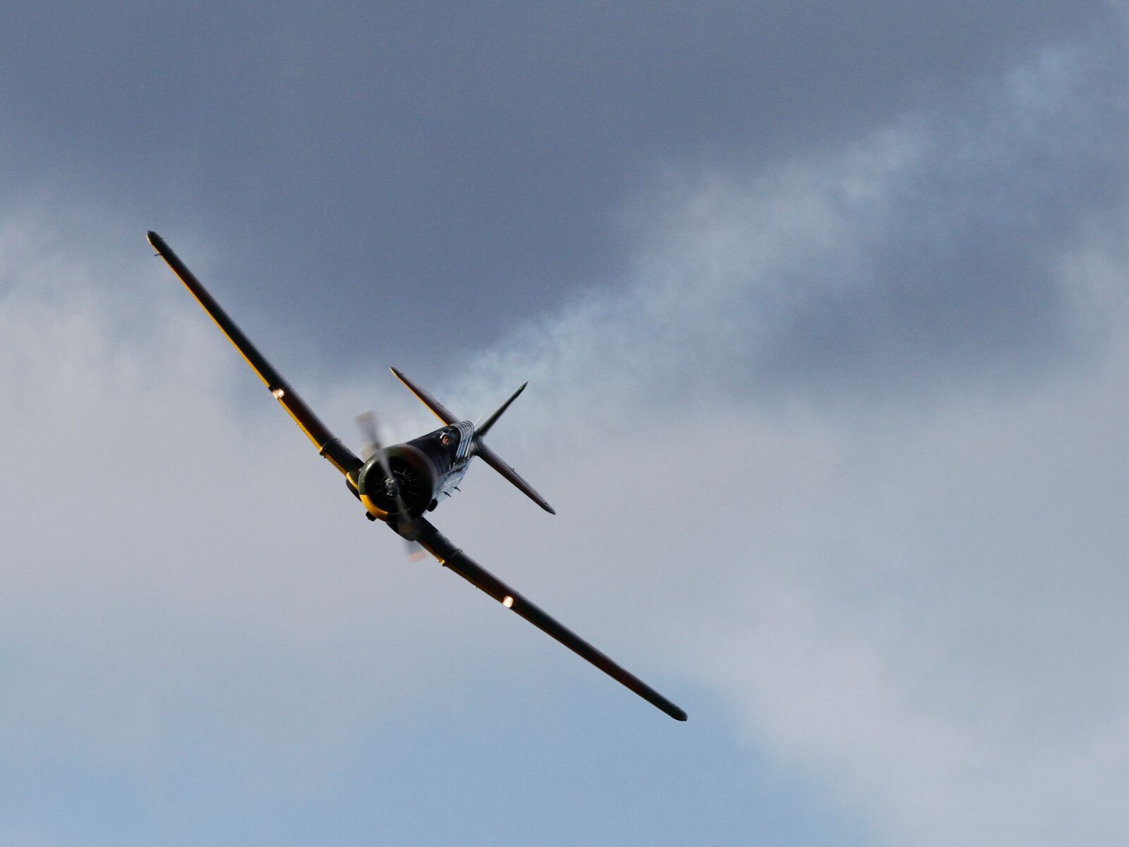 Canon EF 400mm F2.8L IS USM sample photo. Black, airplane, under, dark photography