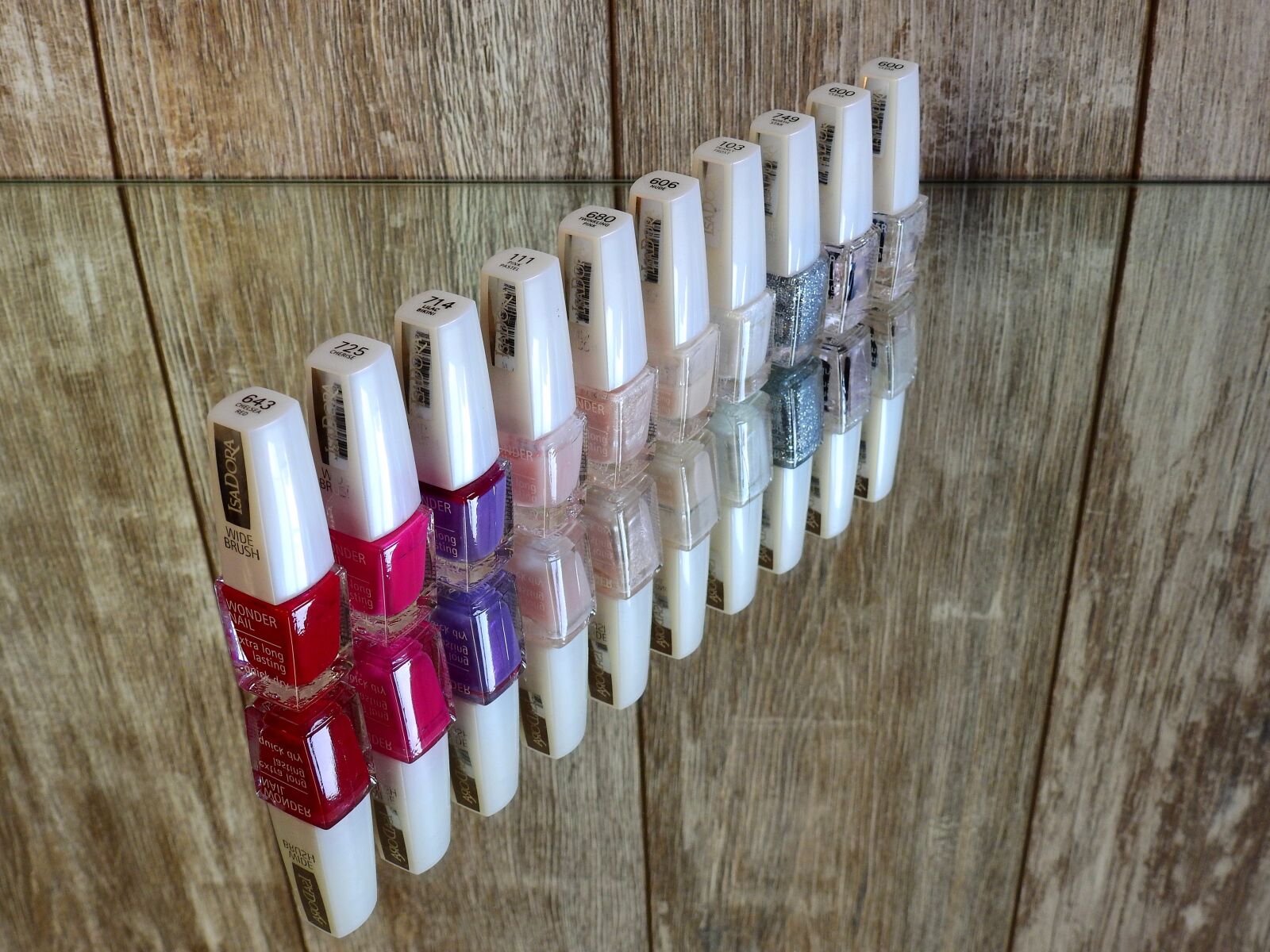 Nikon Coolpix P900 sample photo. Nail varnish, fingernails, manicure photography