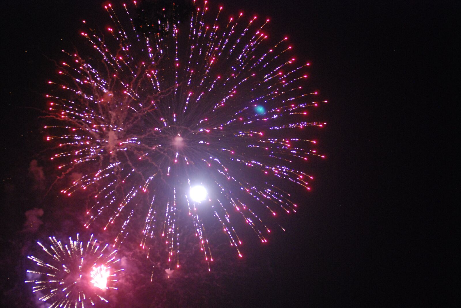 Nikon D80 sample photo. Fireworks, red, streaming photography