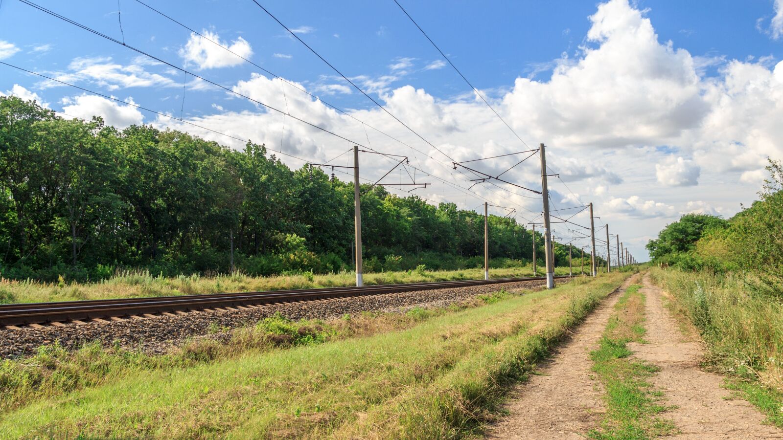 Canon EF-S 18-200mm F3.5-5.6 IS sample photo. Railway, rails, sky photography