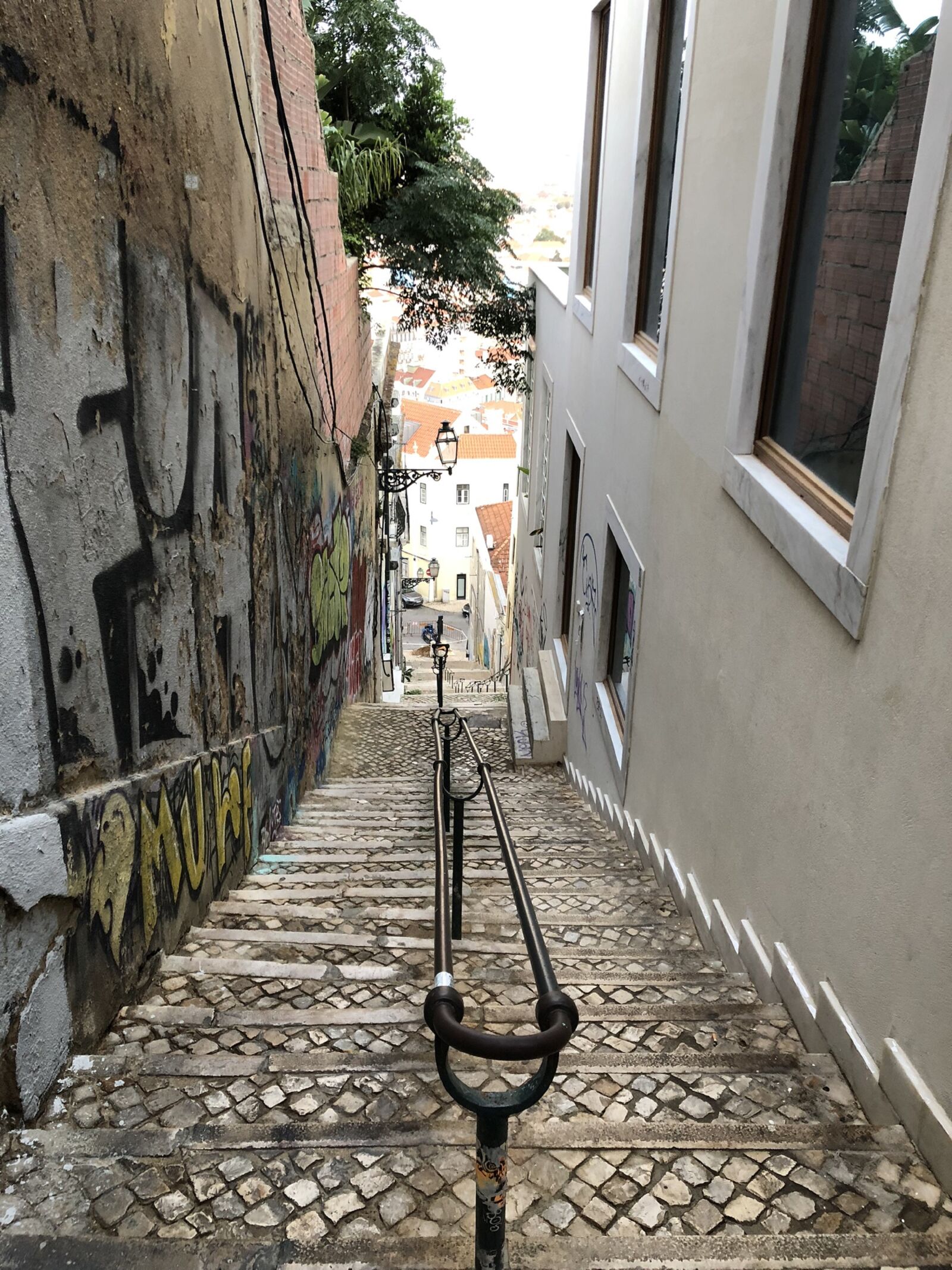 iPhone X back dual camera 4mm f/1.8 sample photo. Long, stairs, graçalisbon photography
