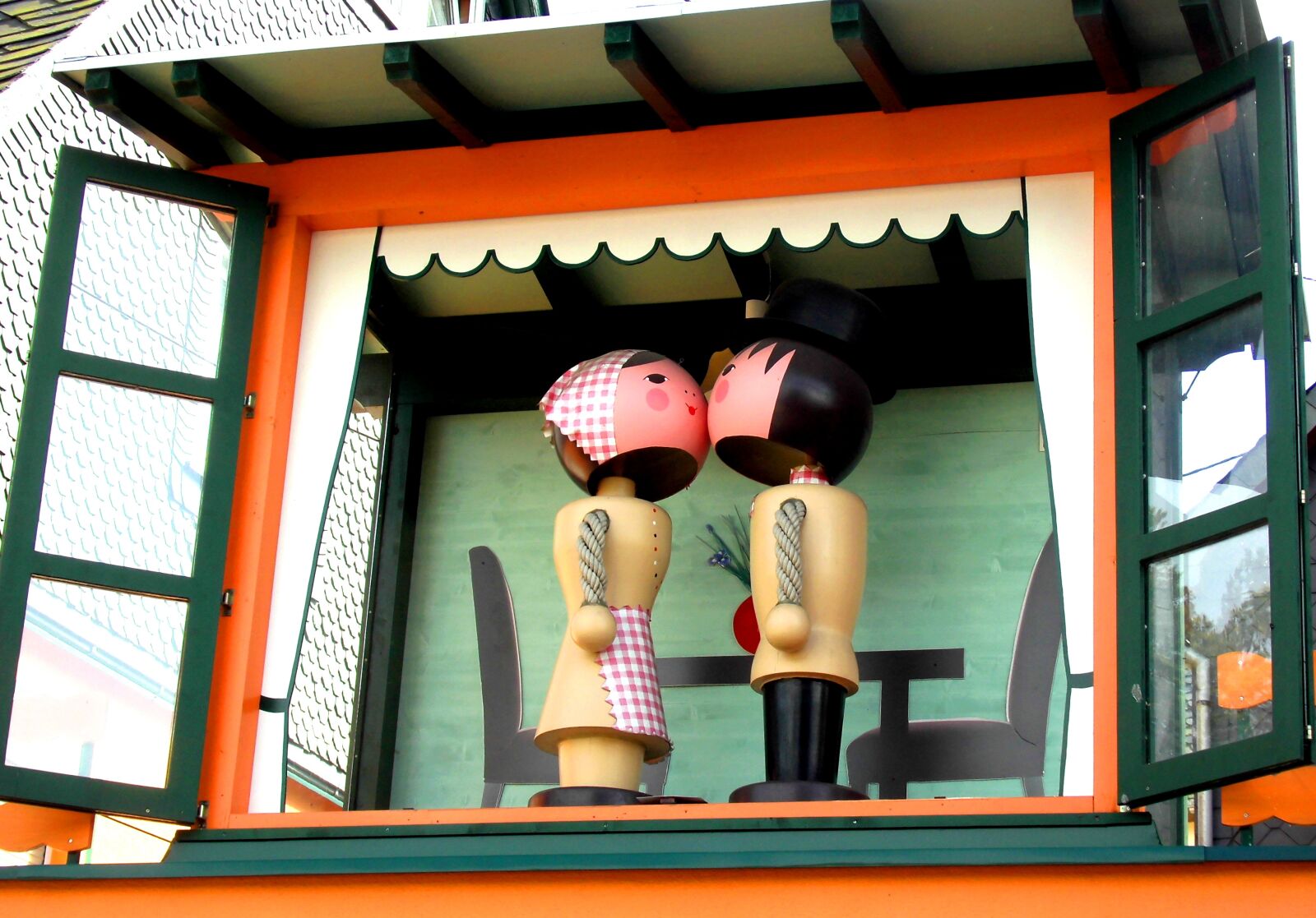 MEDION MD86824 sample photo. Wooden figures, man, woman photography