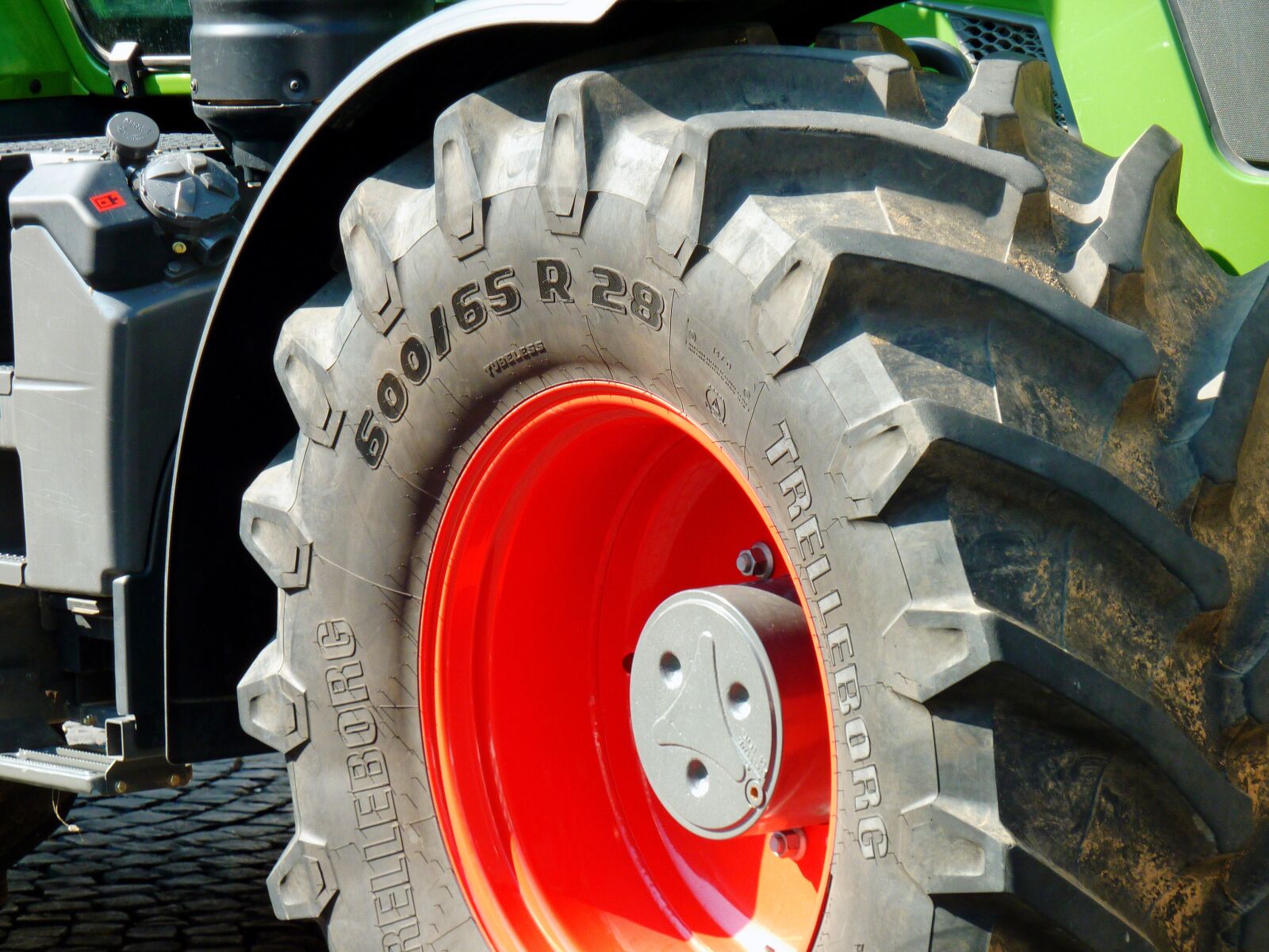 Panasonic DMC-TZ7 sample photo. Tractor, traktorenrad, agricultural machine photography