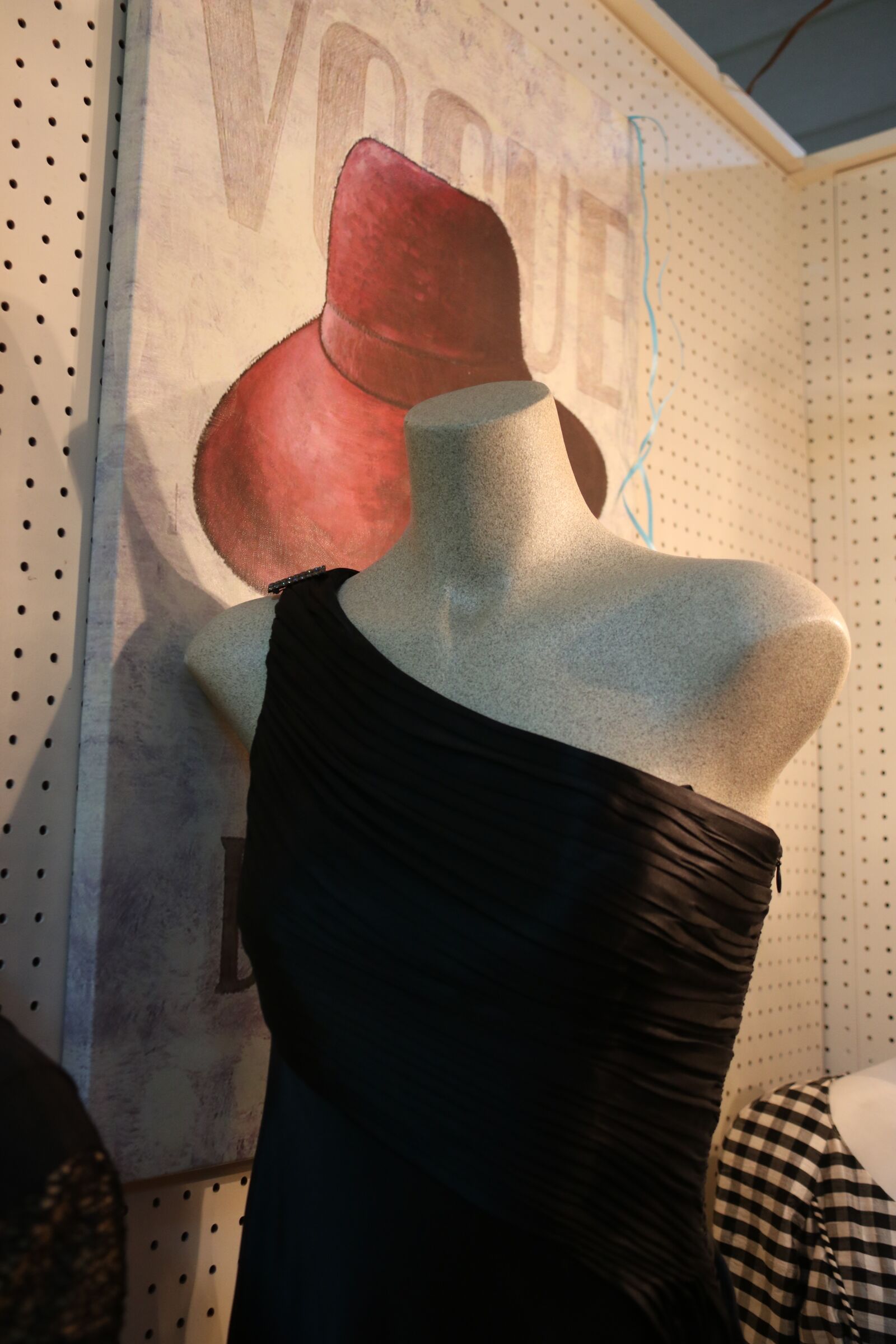 Canon EOS 750D (EOS Rebel T6i / EOS Kiss X8i) sample photo. Dummy, mannequin, dress photography