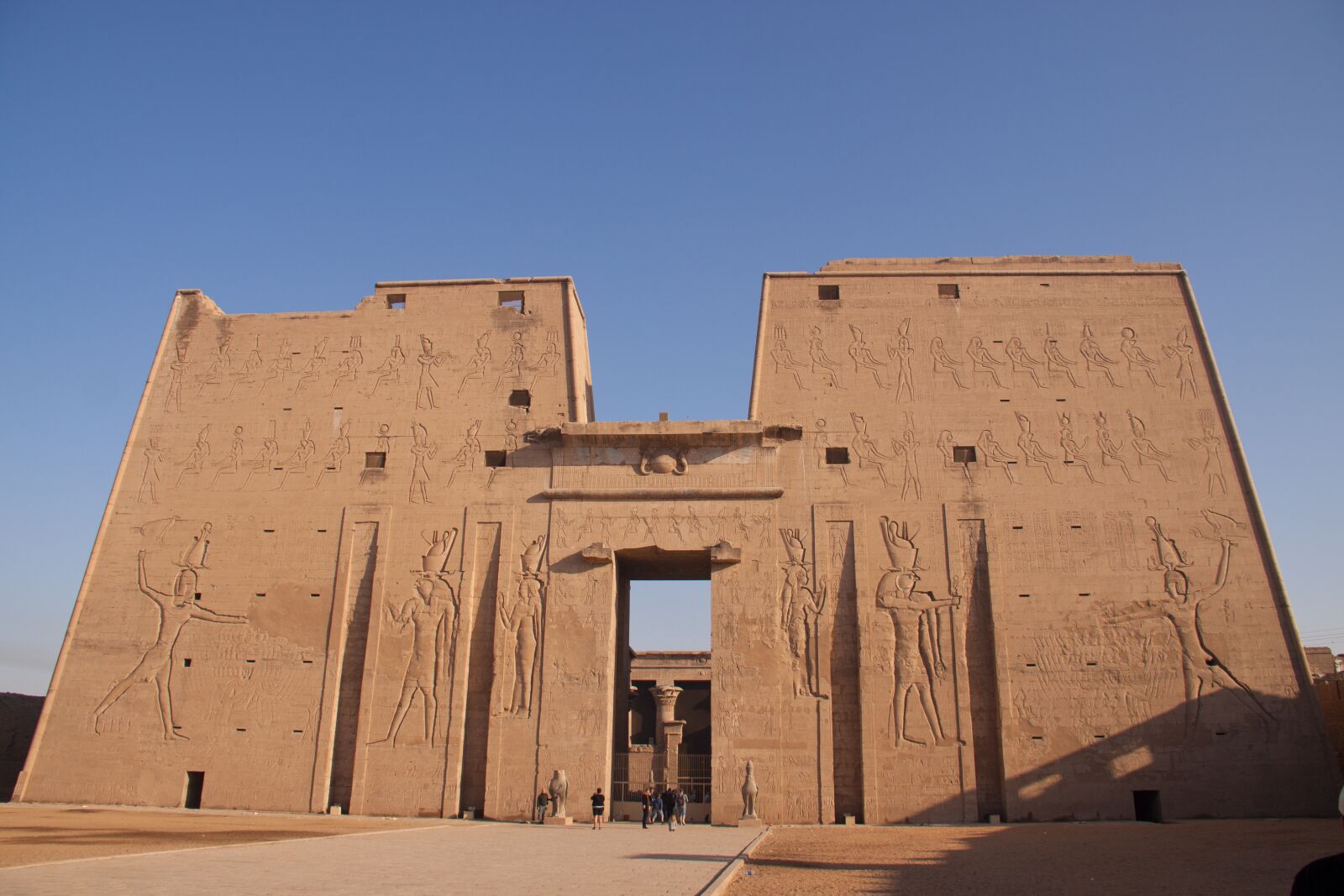 Canon EOS 50D + Canon EF-S 18-200mm F3.5-5.6 IS sample photo. Temple, egyptian, entrance photography