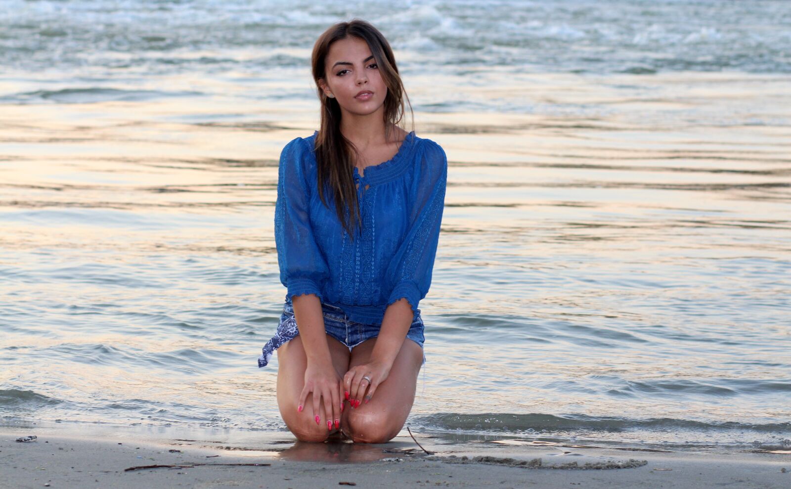 Canon EOS 700D (EOS Rebel T5i / EOS Kiss X7i) + Canon EF 85mm F1.8 USM sample photo. Girl, water, waves photography