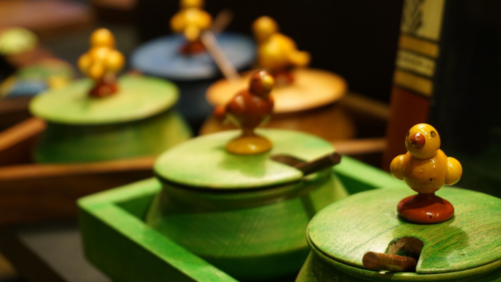 Sony E 16-50mm F3.5-5.6 PZ OSS sample photo. Bird, decorative, dinner, table photography