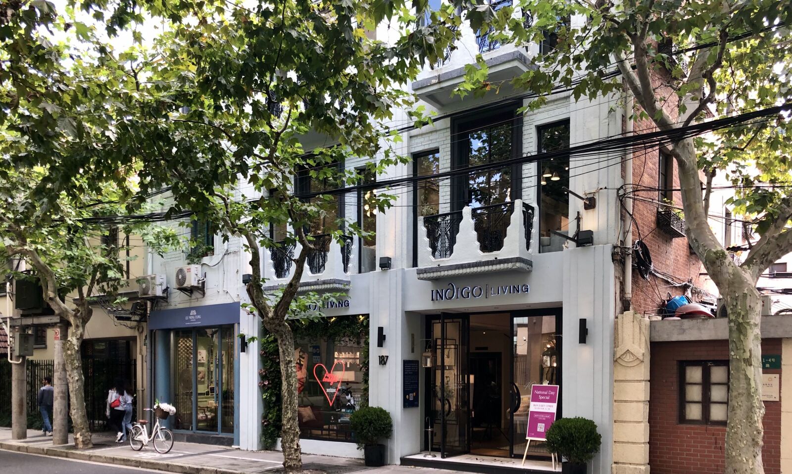 iPhone X back dual camera 4mm f/1.8 sample photo. Tree lined street, shanghai photography