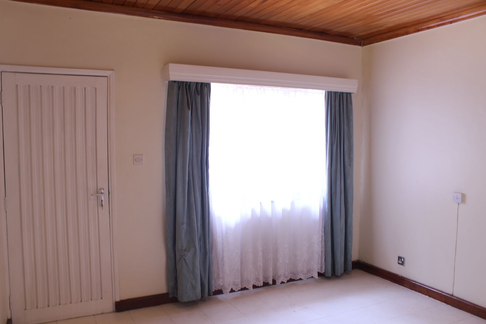 Canon EOS 600D (Rebel EOS T3i / EOS Kiss X5) sample photo. House, space, living photography