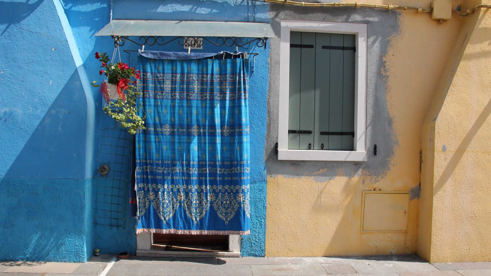 Canon EF-S 18-200mm F3.5-5.6 IS sample photo. Wall, curtain, blue photography