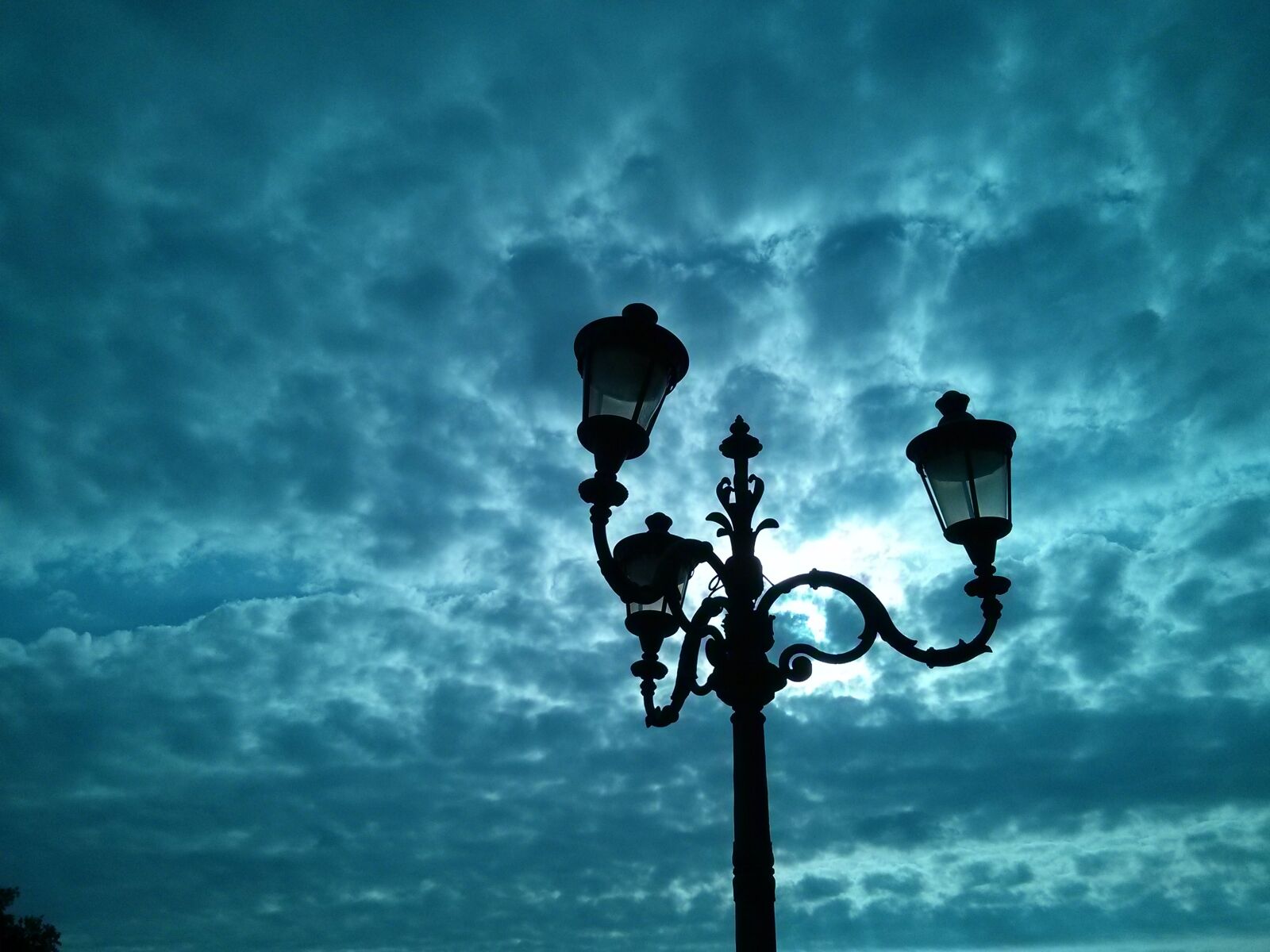 LG Nexus 4 sample photo. Sky, lantern, street lamp photography
