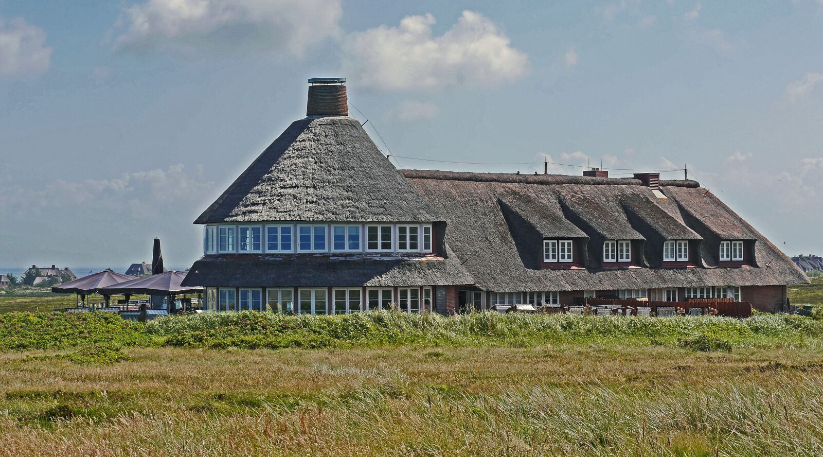 Panasonic Lumix DMC-GH3 sample photo. Sylt, thatched roof, dunes photography