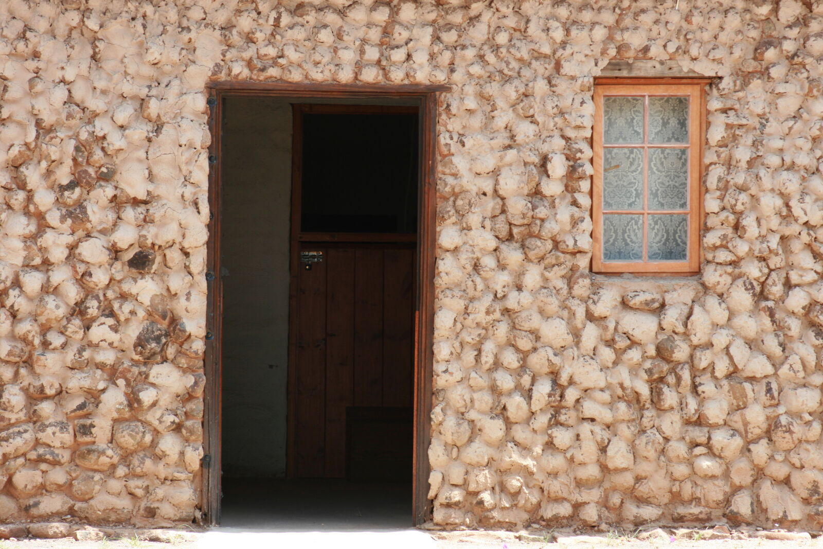 Canon EOS 400D (EOS Digital Rebel XTi / EOS Kiss Digital X) sample photo. Country, door, house, kalahari photography