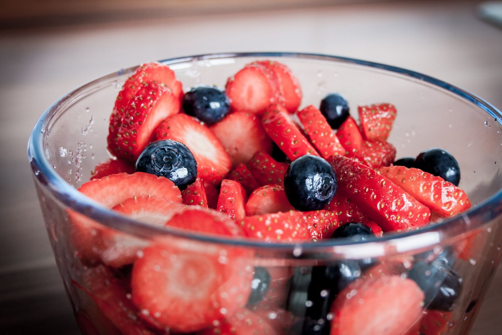 Canon EOS 350D (EOS Digital Rebel XT / EOS Kiss Digital N) sample photo. Strawberries, berries, bowl photography