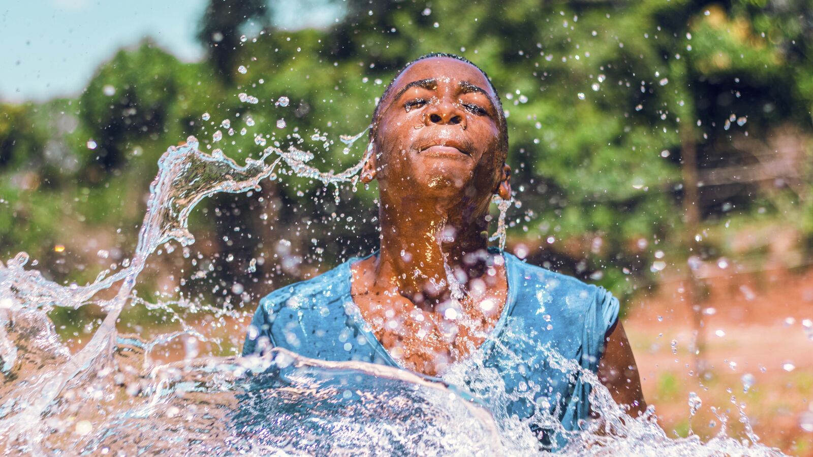 Canon EOS 77D (EOS 9000D / EOS 770D) sample photo. Wet, people, water photography