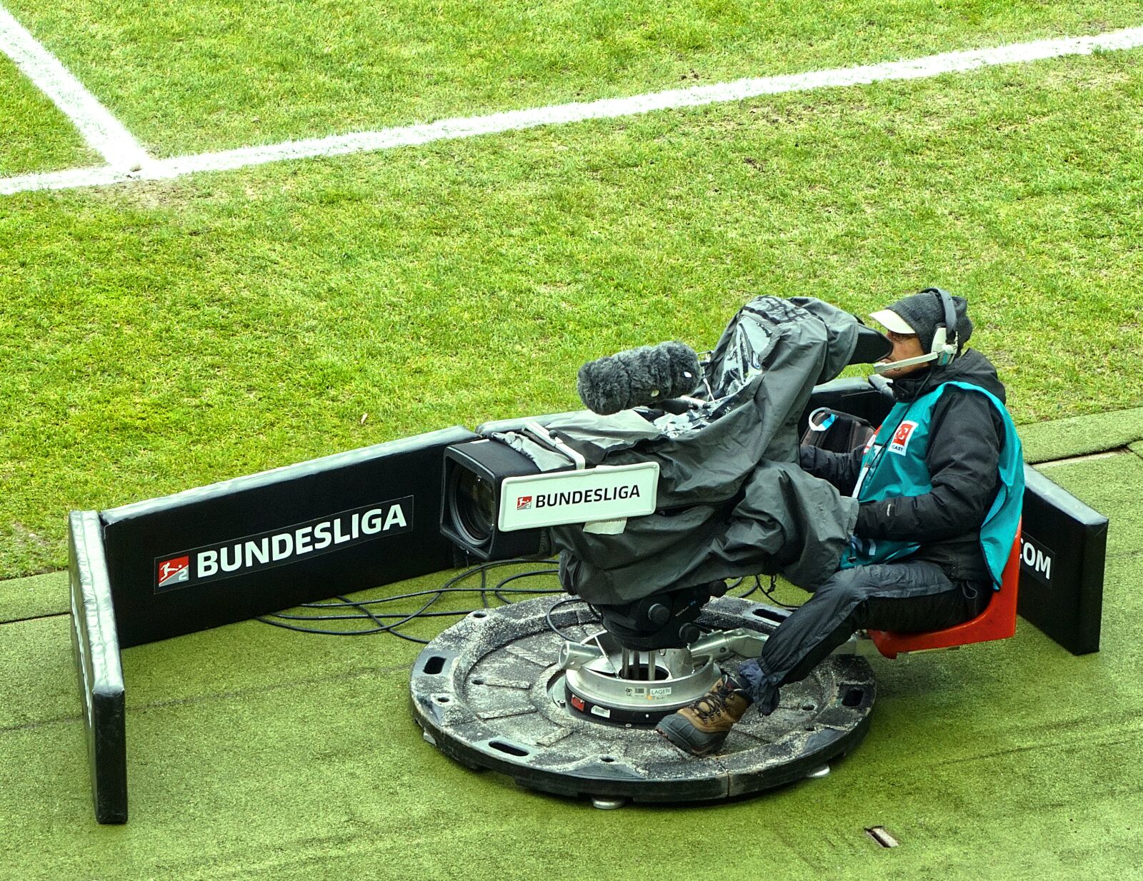 Sony Alpha a5000 (ILCE 5000) + Sony E 55-210mm F4.5-6.3 OSS sample photo. Football, camera, sport photography