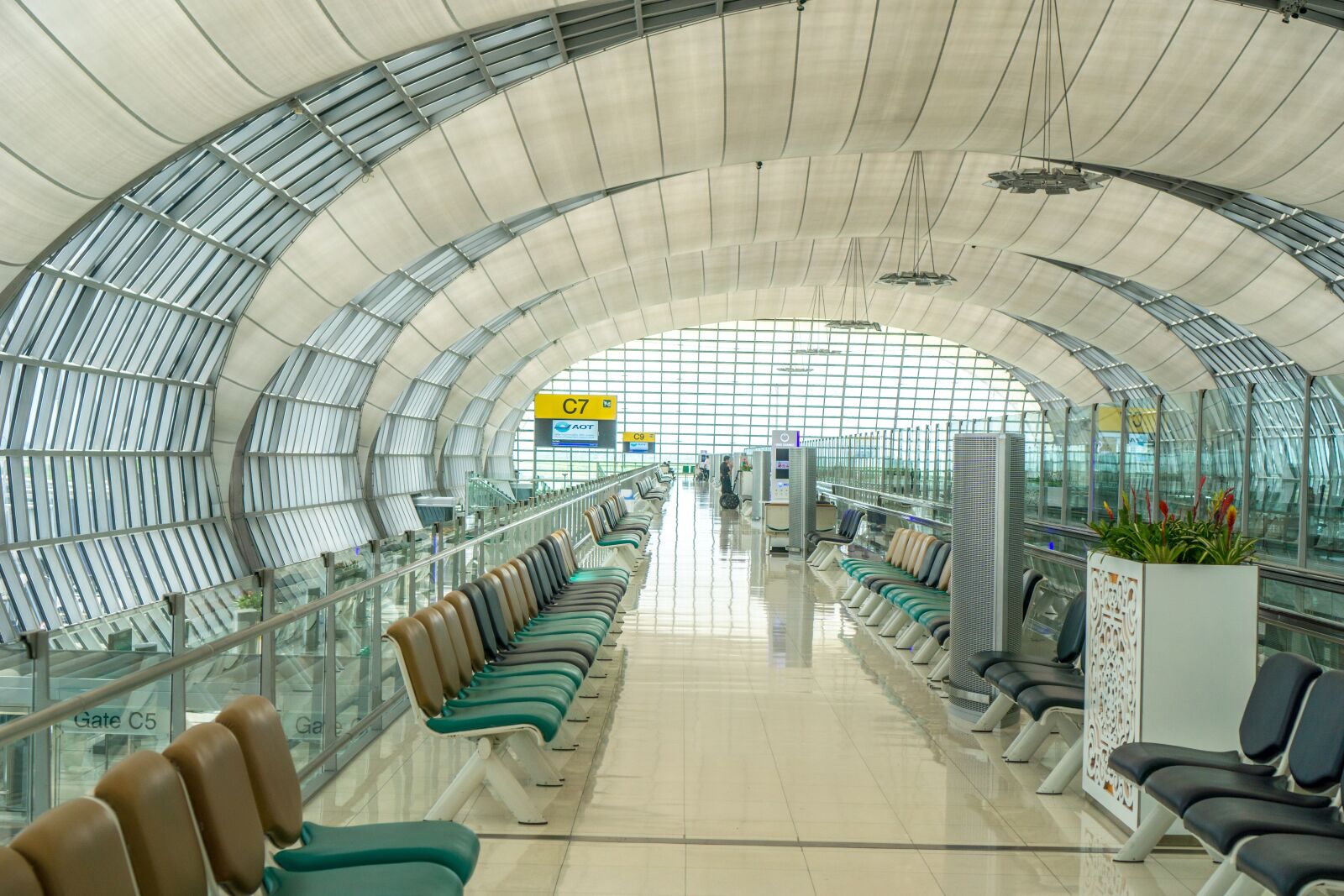 Sony a6000 + Sony E 35mm F1.8 OSS sample photo. Airport, gate, flight photography