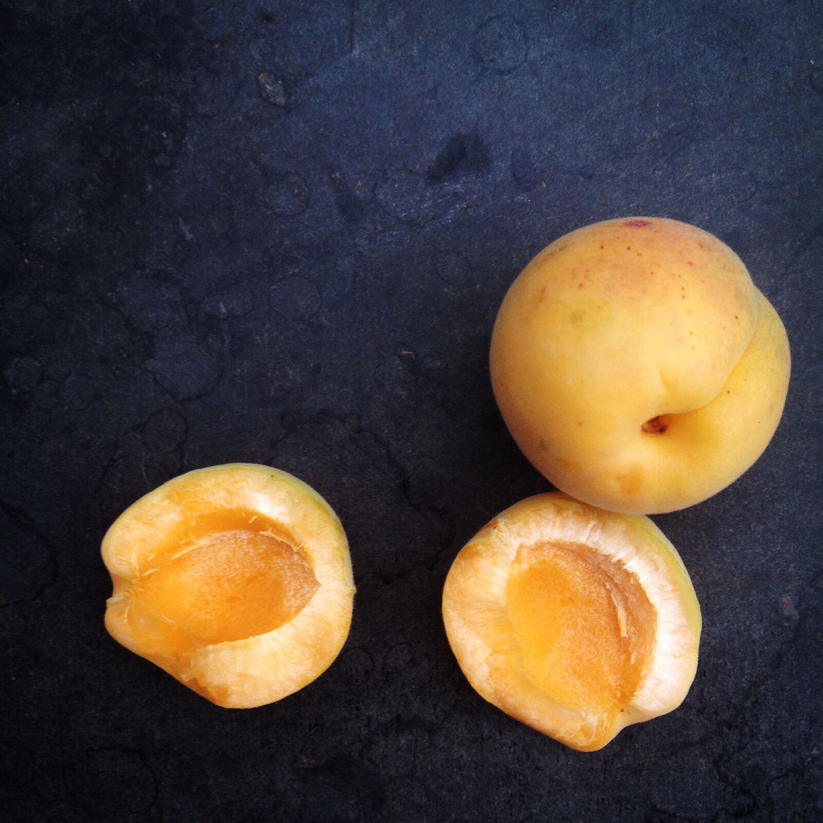 iPhone 4S back camera 4.28mm f/2.4 sample photo. Apricot, fruit, useful photography