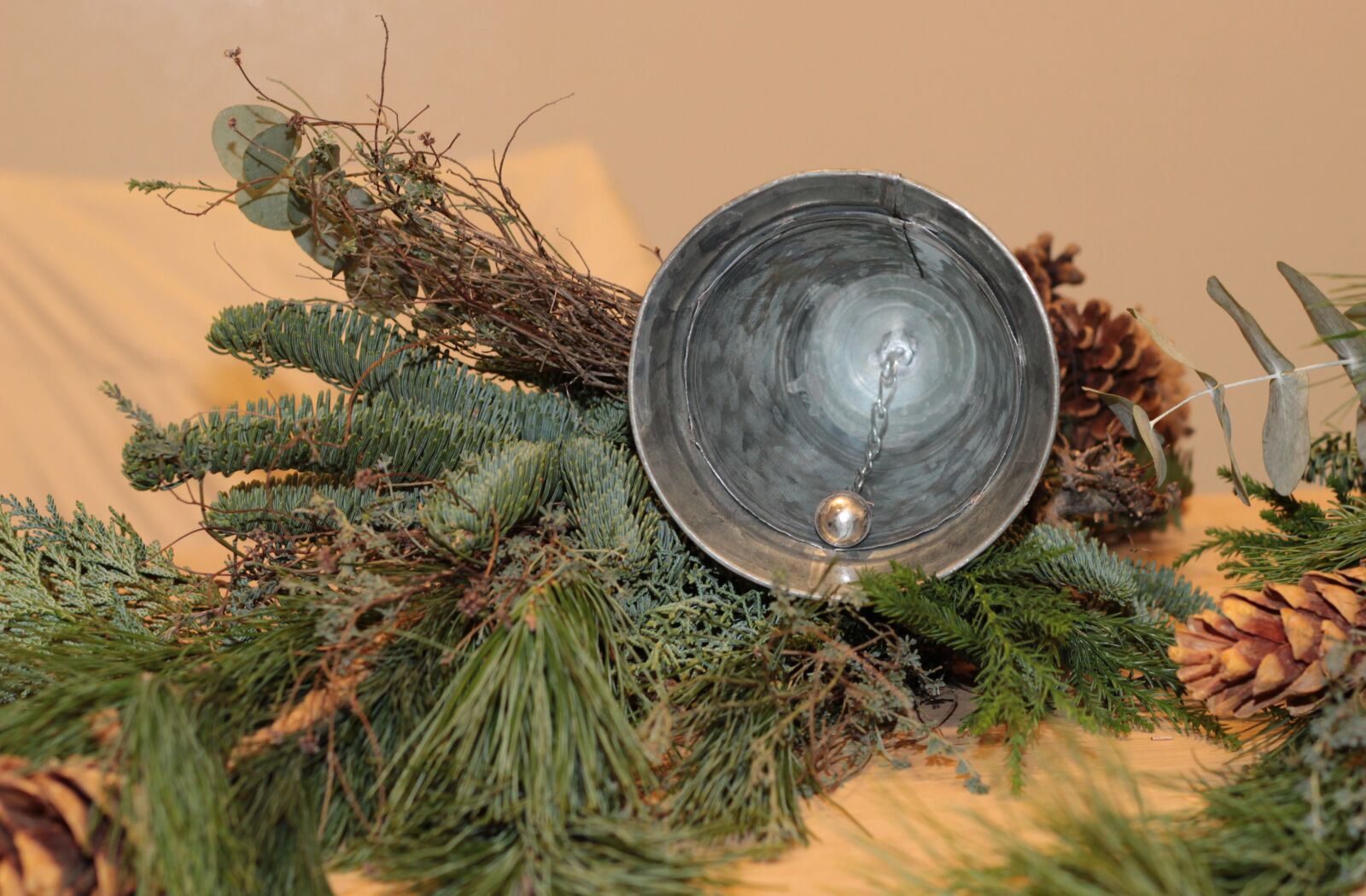 Canon EOS 600D (Rebel EOS T3i / EOS Kiss X5) + Canon EF 50mm F1.8 STM sample photo. Christmas decoration, clock, pinecones photography