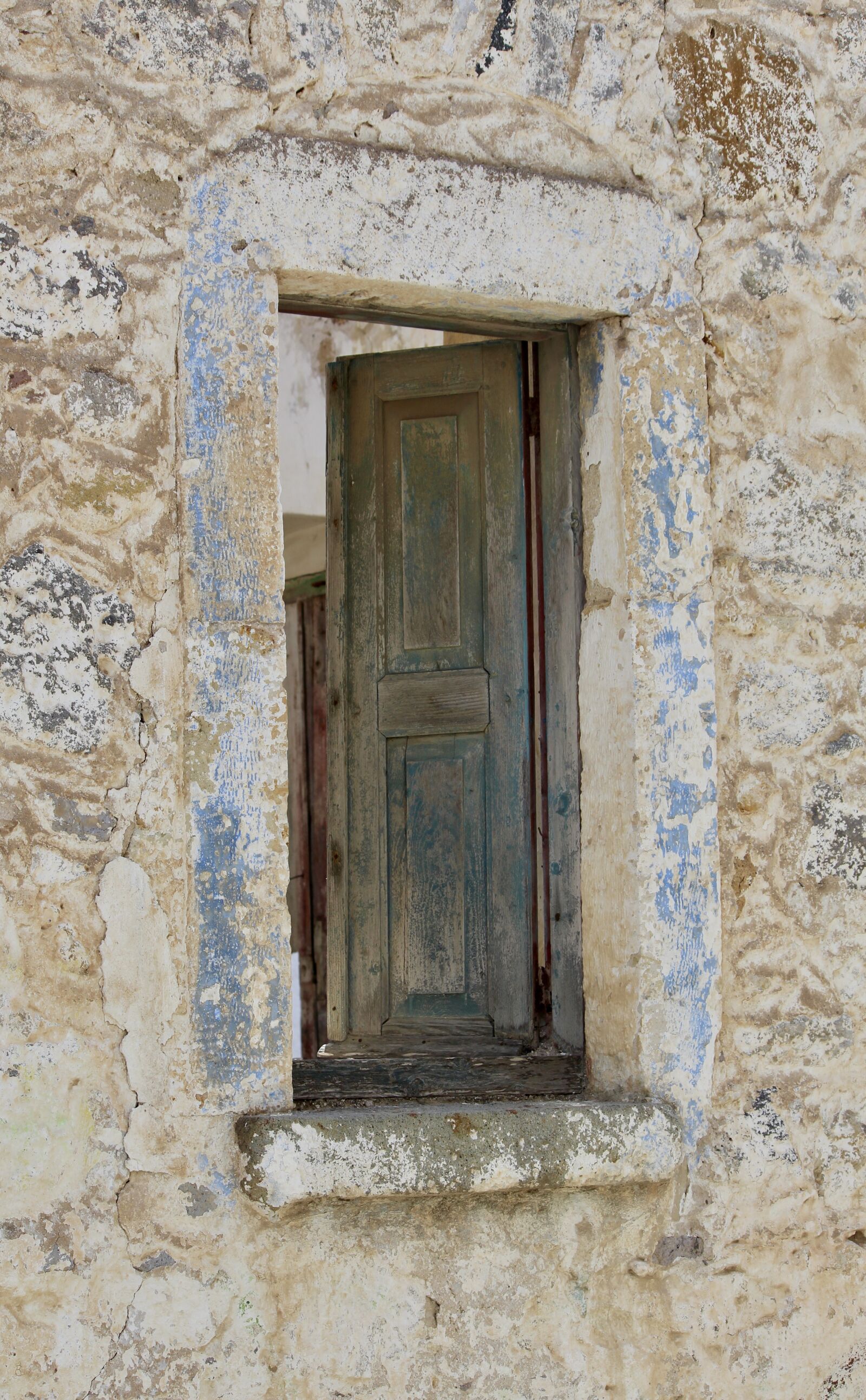 Canon EOS 1200D (EOS Rebel T5 / EOS Kiss X70 / EOS Hi) sample photo. Window, wood, weathered photography
