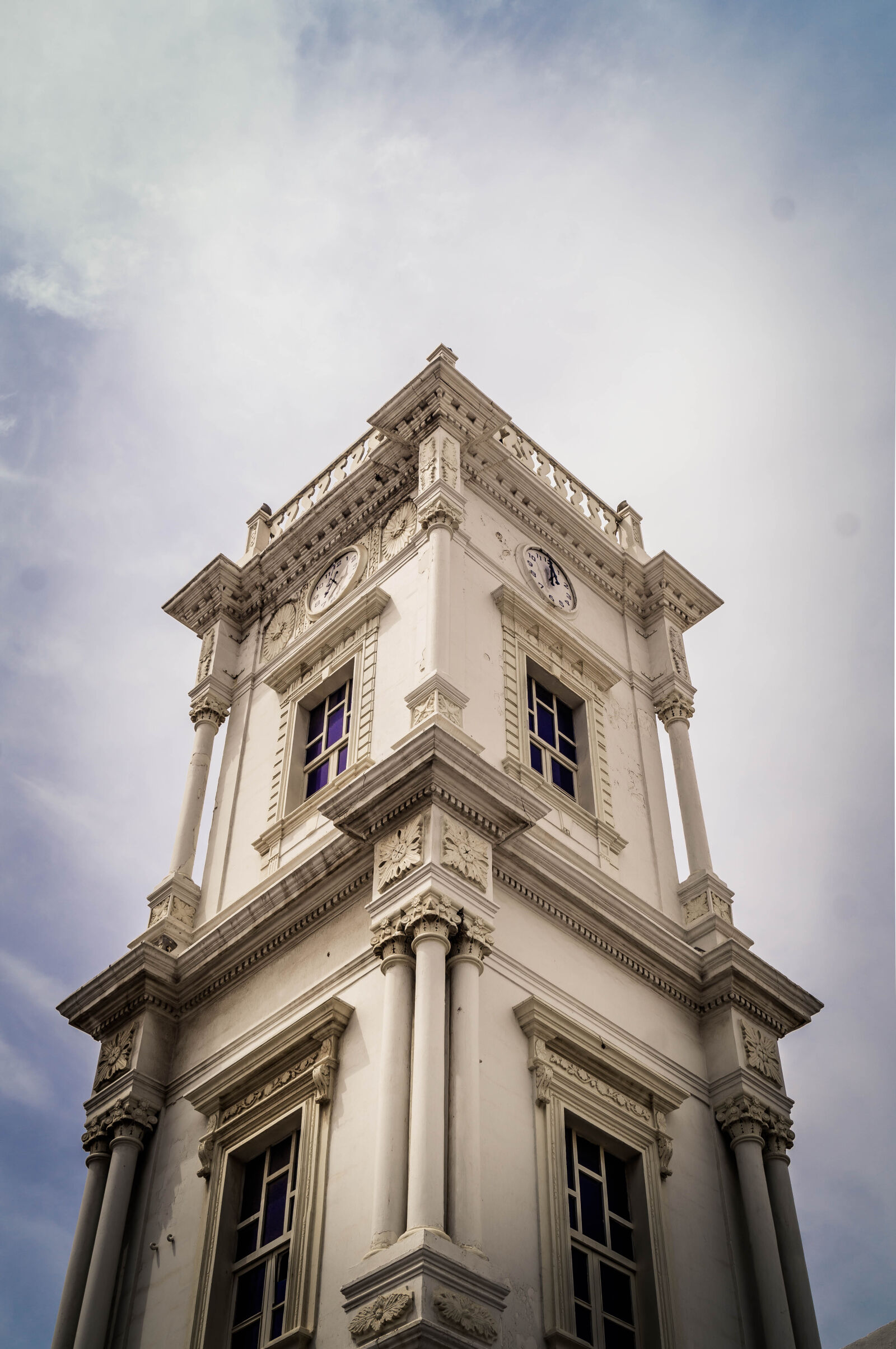 Sony DT 18-55mm F3.5-5.6 SAM II sample photo. White, and, gray, building photography