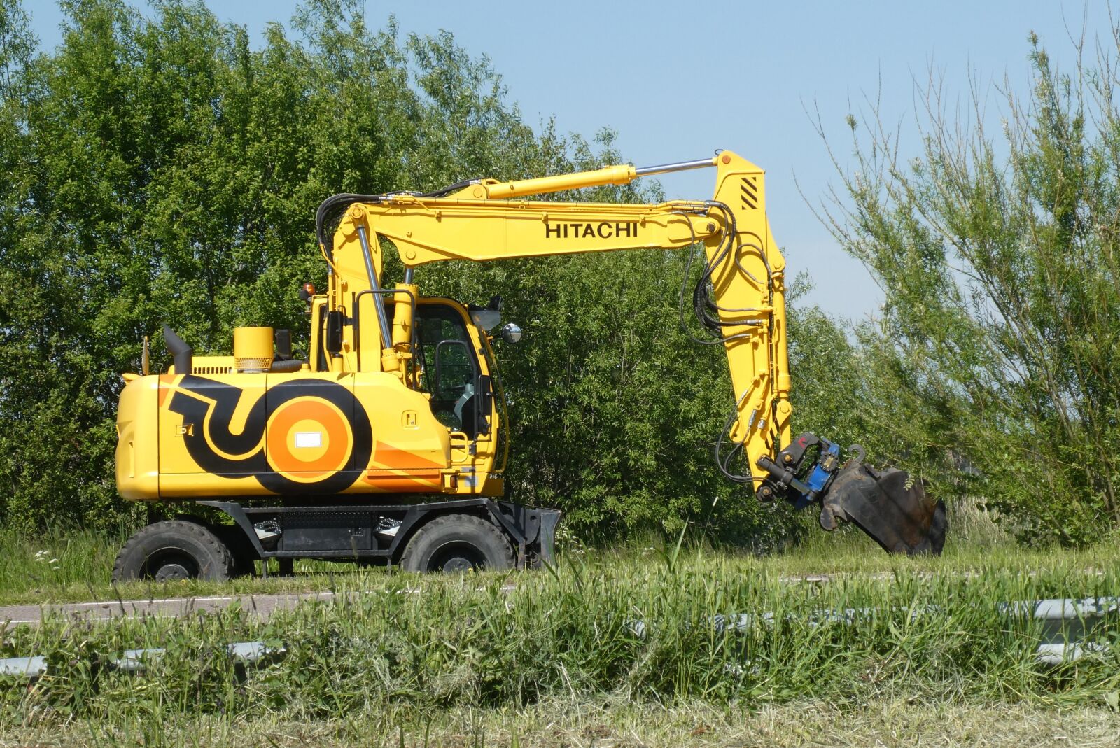 Panasonic Lumix DC-ZS70 (Lumix DC-TZ90) sample photo. Excavators, work, dig photography