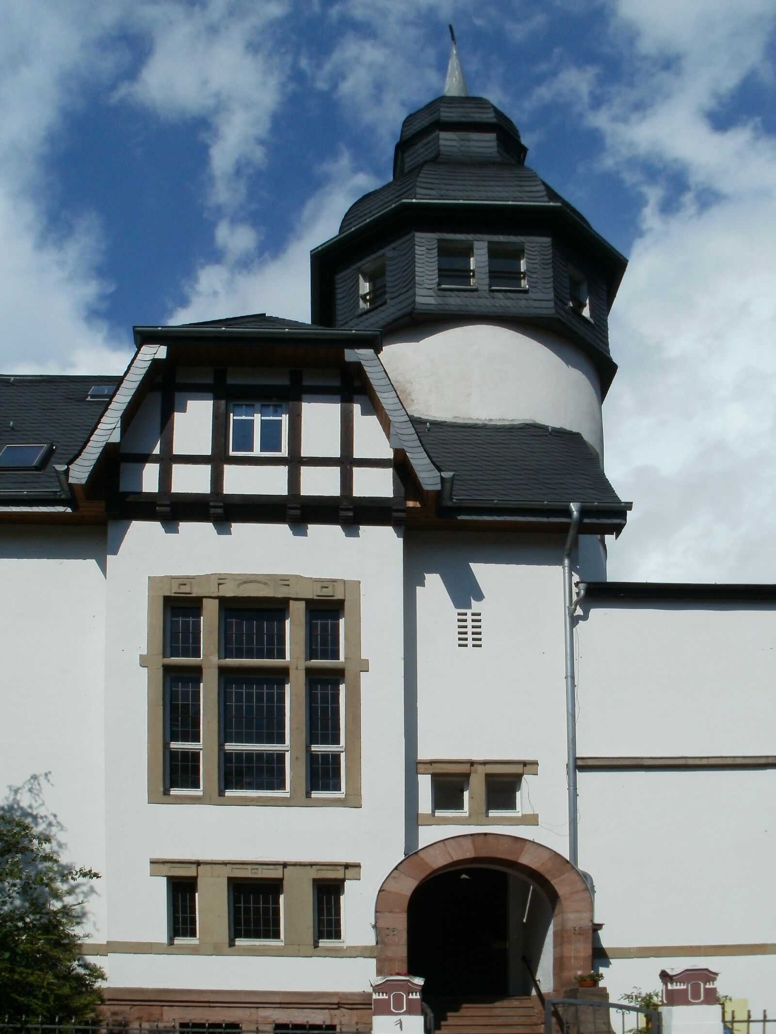 Olympus FE47,X43 sample photo. House, building, saarbrucken photography