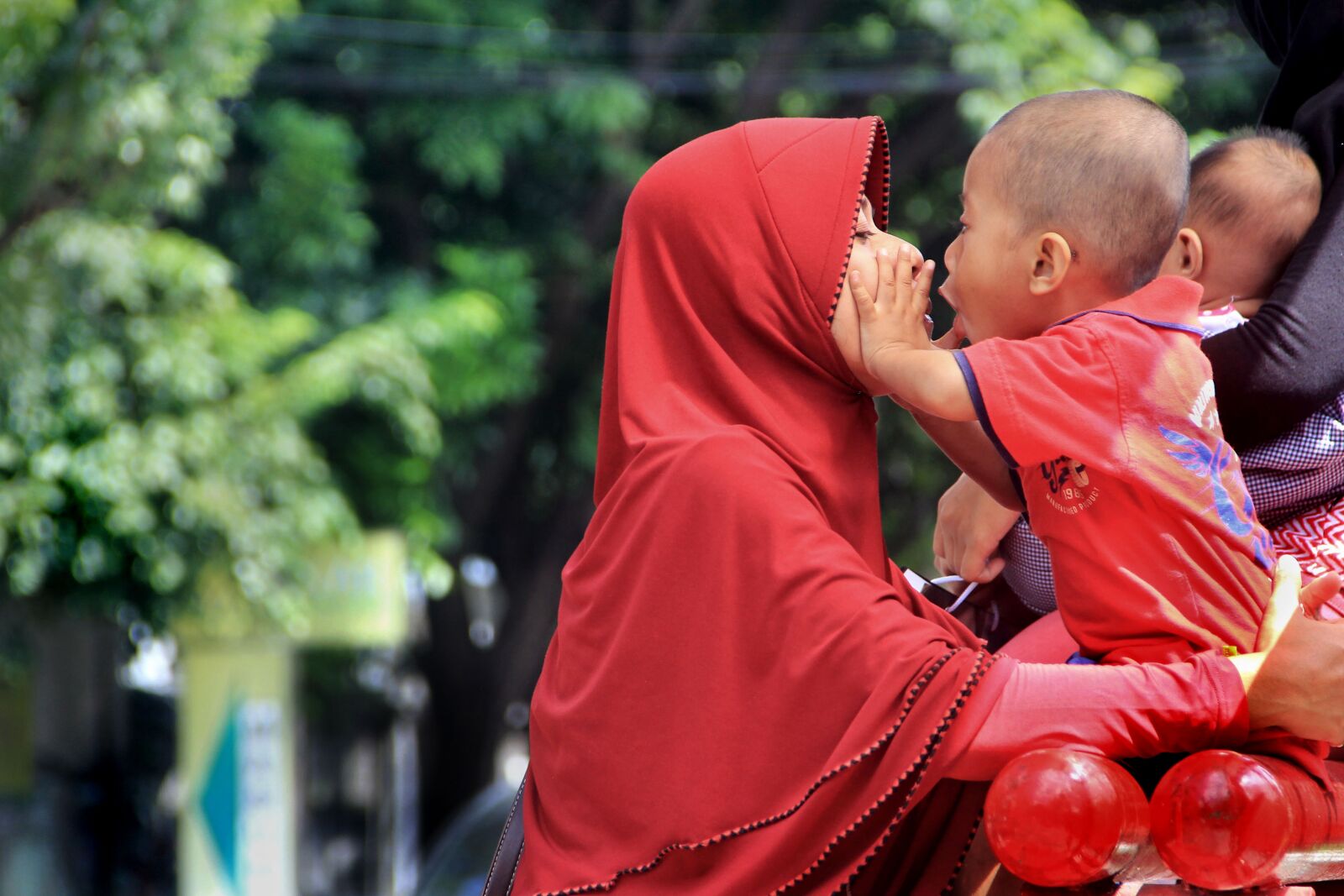 Canon EF-S 18-135mm F3.5-5.6 IS sample photo. Child, childhood, funny photography