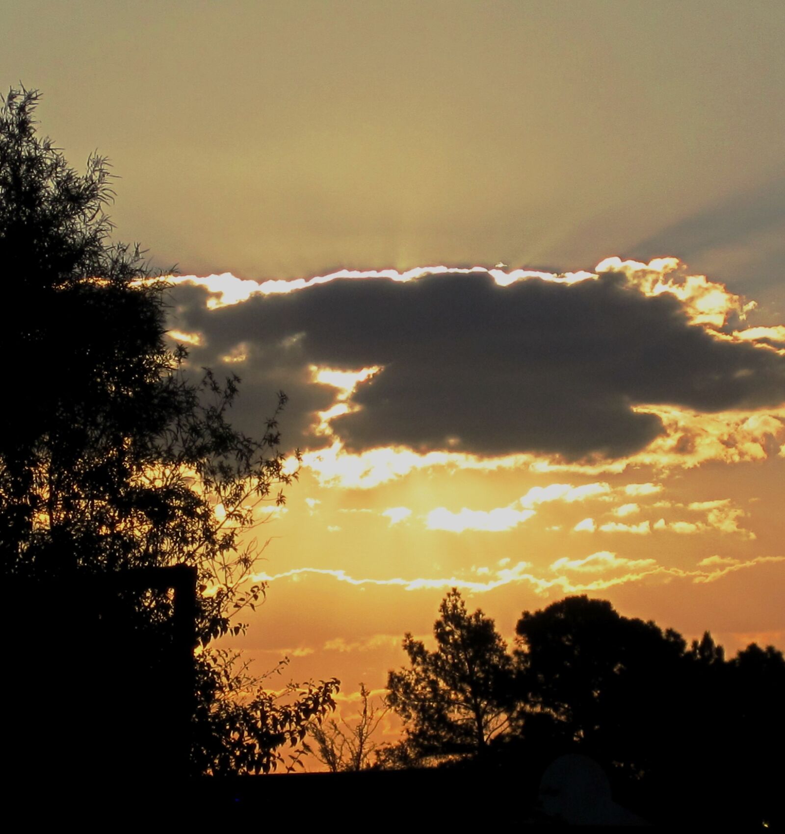 Canon PowerShot SD1200 IS (Digital IXUS 95 IS / IXY Digital 110 IS) sample photo. Sunset, clouds, dark photography
