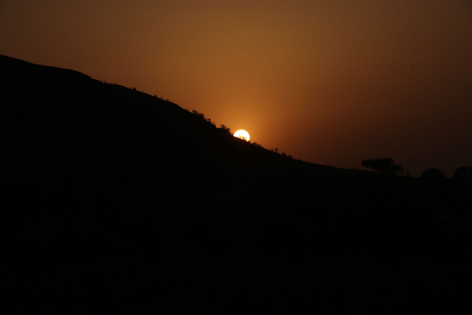 Canon EOS 80D + Canon EF-S 15-85mm F3.5-5.6 IS USM sample photo. Sunset, sun, landscape photography