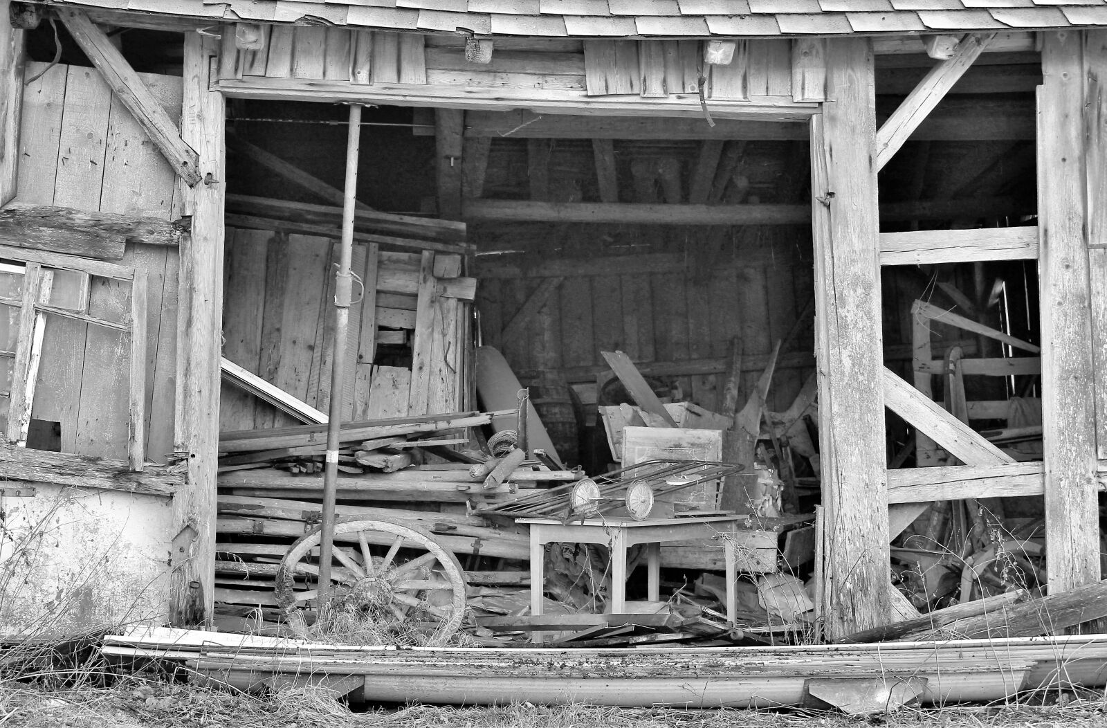 Canon EOS 550D (EOS Rebel T2i / EOS Kiss X4) sample photo. Scale, abandoned, decay photography