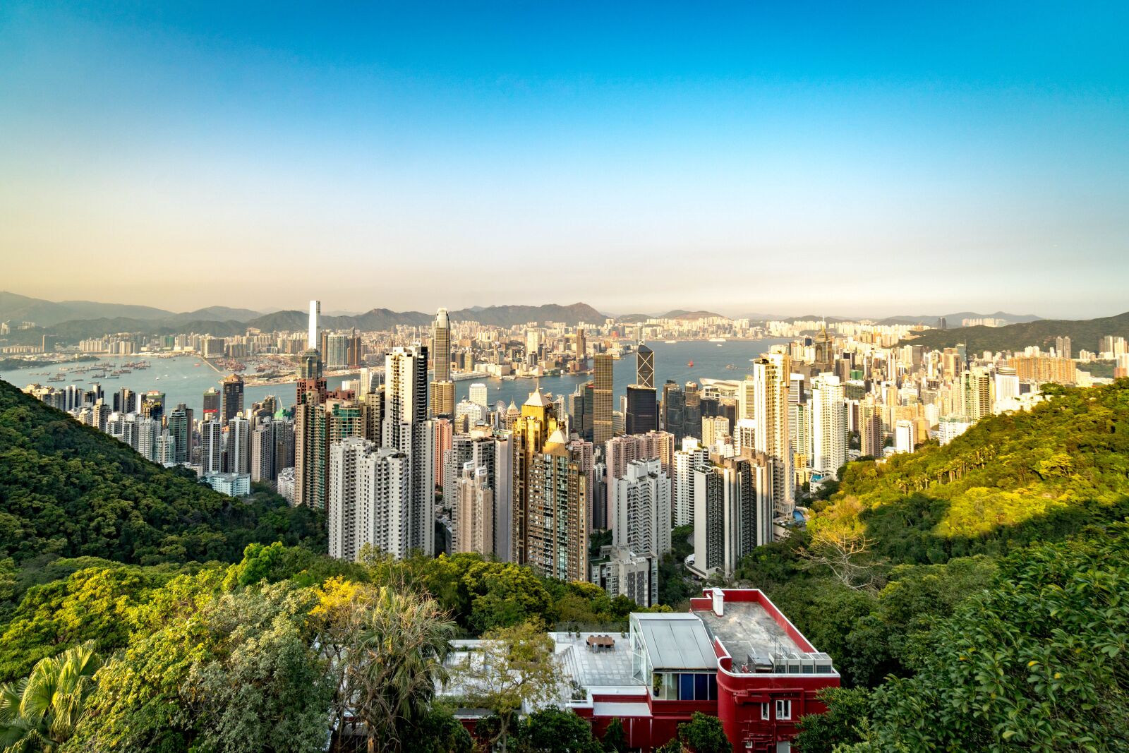 Sony a6300 + Sony E 10-18mm F4 OSS sample photo. City, urban landscape, architecture photography
