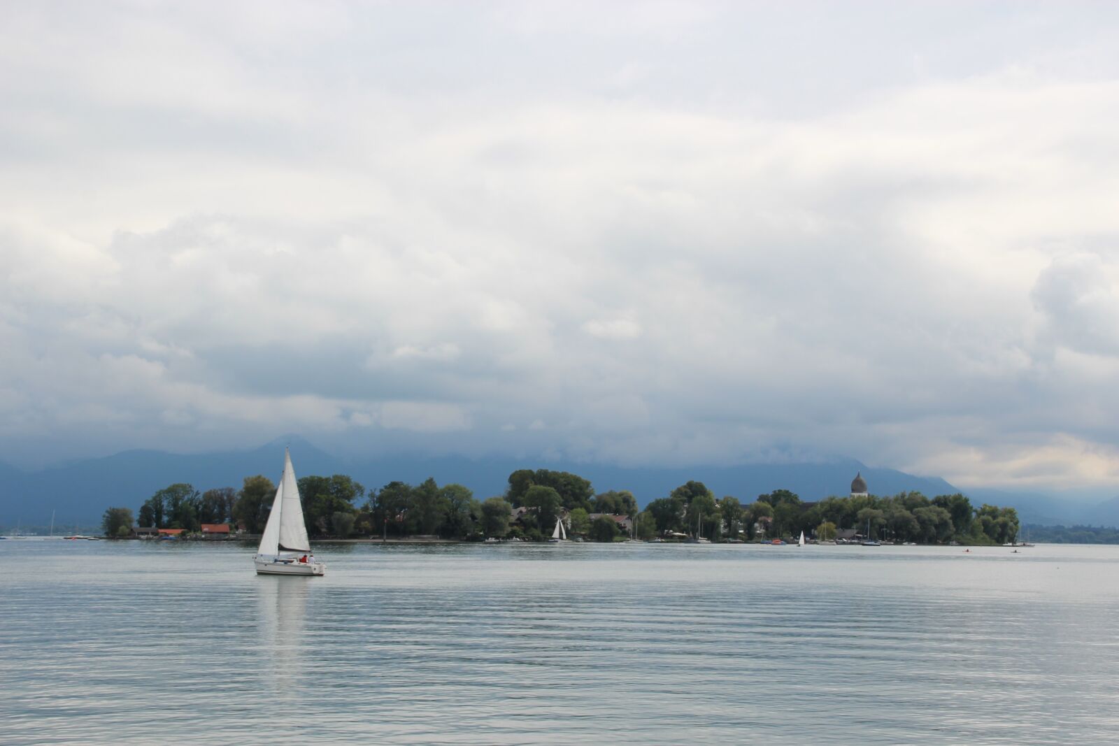 Canon EOS 1200D (EOS Rebel T5 / EOS Kiss X70 / EOS Hi) sample photo. Chiemsee, ladies island, sailing photography